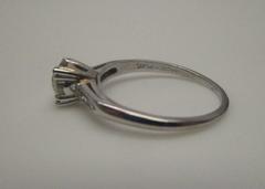 Bague de fiançailles en platine avec diamant taille européenne du milieu du siècle dernier