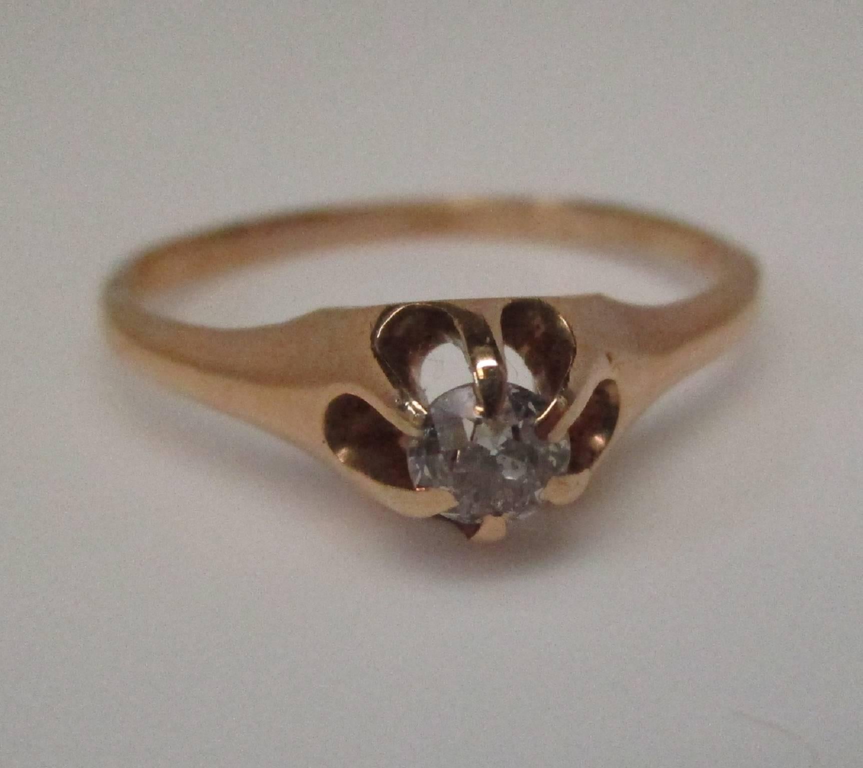 Dies ist eine schöne viktorianische, c. 1890, 14K Gelbgold und Diamant-Ring, mit einem Old Mine Cut Diamant, J Farbe und I1 Klarheit. Das ist ein Look, den man einfach nicht mehr finden kann. Es ist perfekt für jeden Tag!

Dieser Ring fällt derzeit