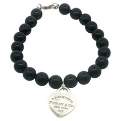 Tiffany & Co. Bracelet avec perles d'onyx noir et pendentif en forme de cœur
