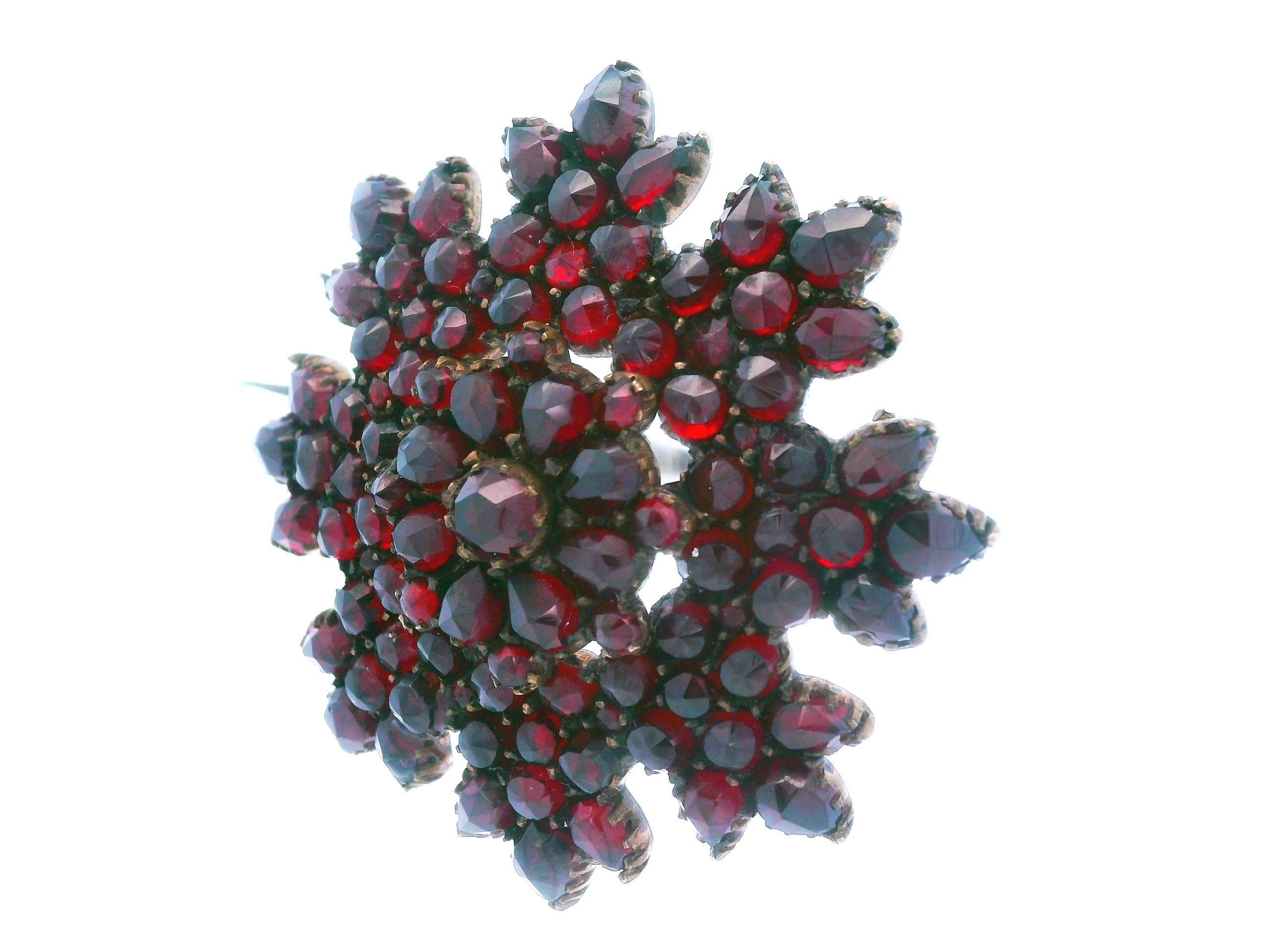 Taglio a rosa Spilla/spillo vittoriano con fiore di granato in vendita