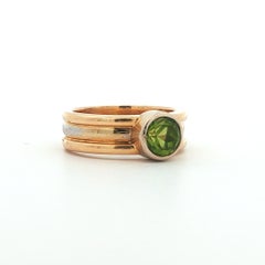 Anello con peridoto incastonato a castone in oro giallo e bianco 14k