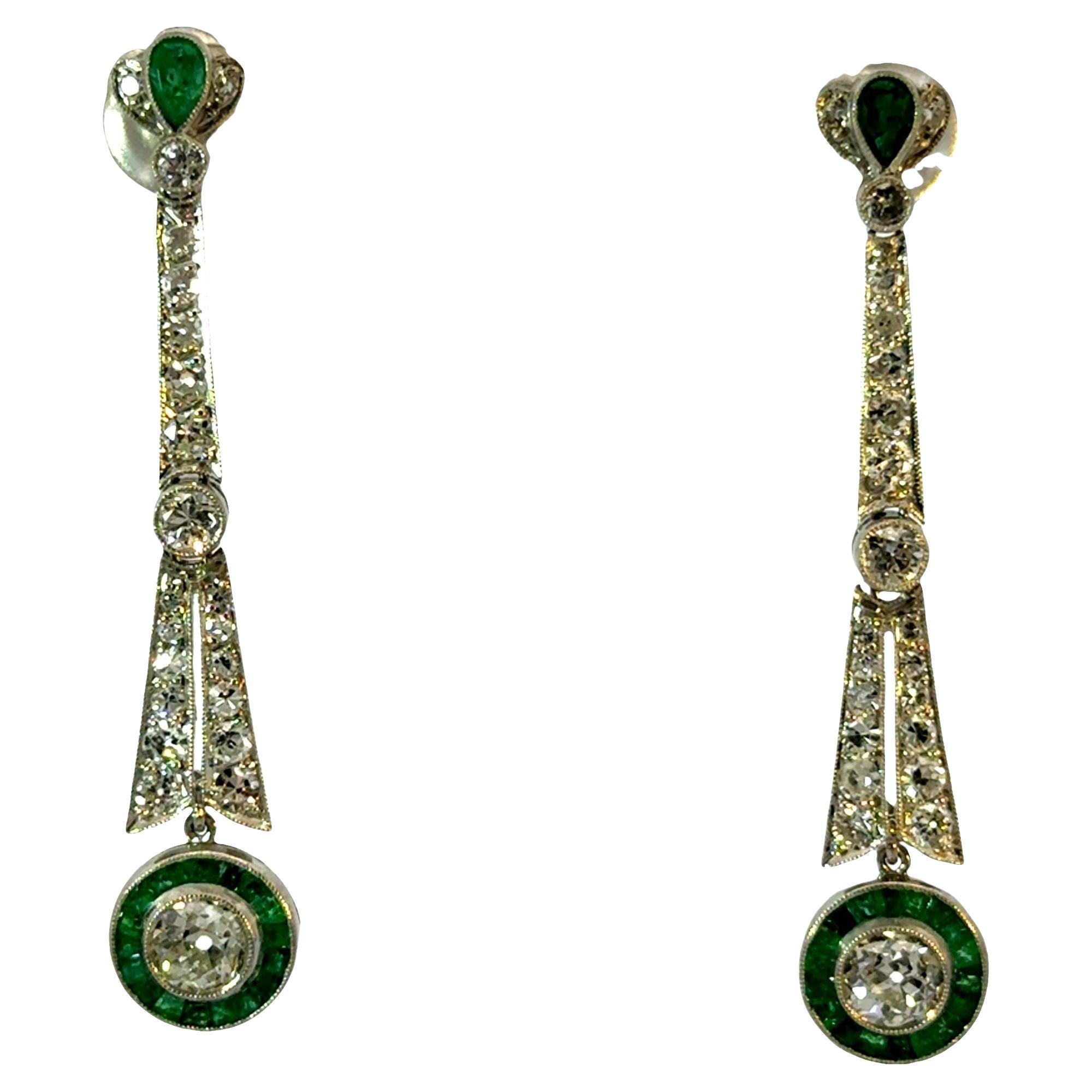 Pendants d'oreilles exquis Art déco avec diamants et émeraudes