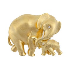 Diamonds 18k Yellow Gold BABY AND MOTHER ELEPHANT Brooch by John Landrum Bryant