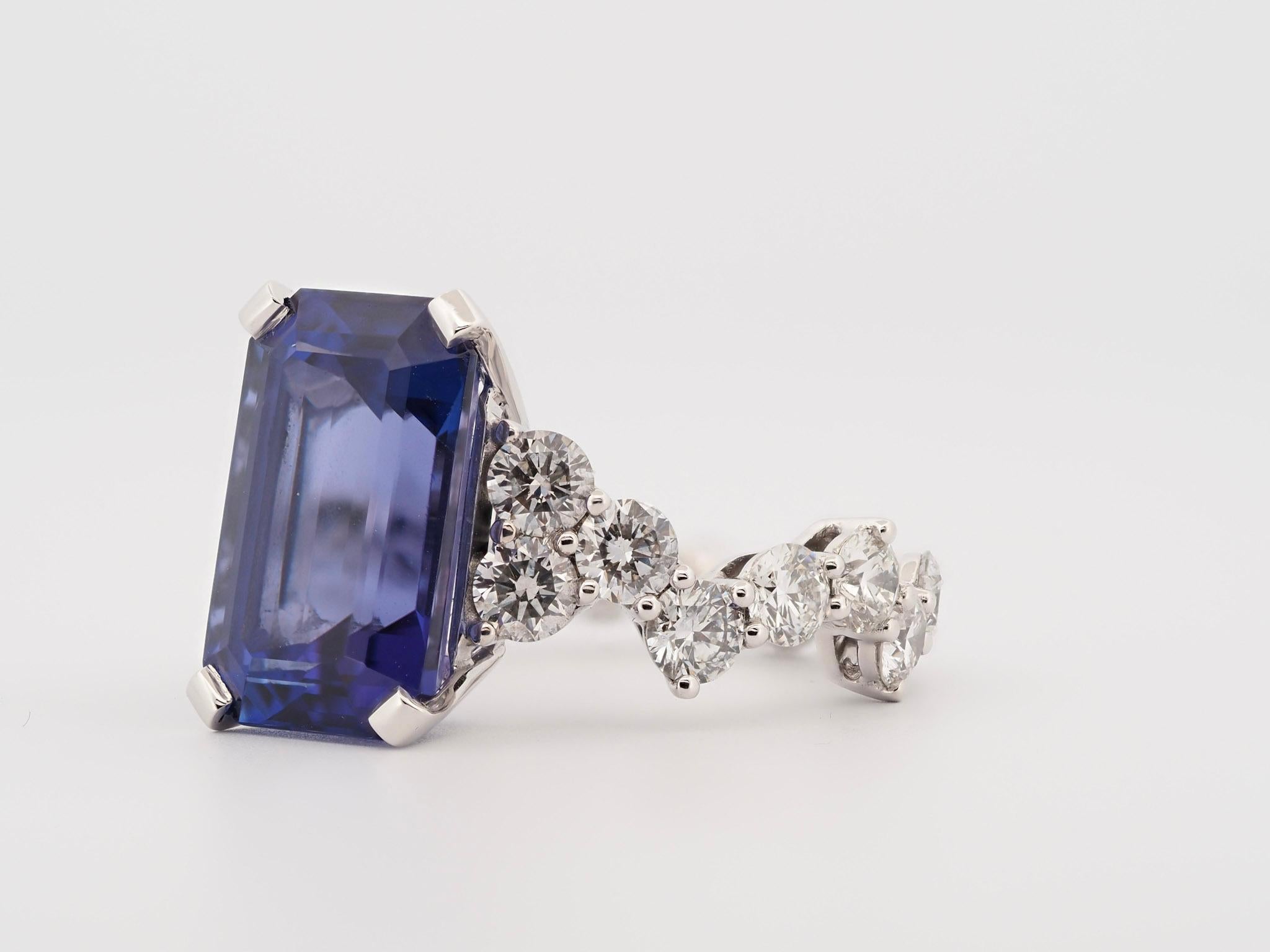 Ein Meisterwerk der raffinierten Eleganz: Dieser außergewöhnliche Ring präsentiert einen auffälligen 8,09 Karat schweren Tansanit, der für seinen intensiven, tief violettblauen Farbton bekannt ist - eine Farbe, die sowohl an Königshäuser als auch an