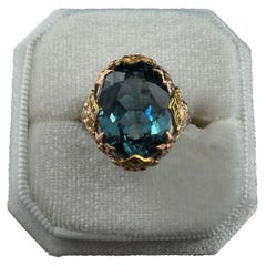 Vintage-Cocktailring aus 14-karätigem dreifarbigem Gold mit ovalem blauem Spinell und Blumenmotiv, 16 x 12 mm, aus einem Nachlass