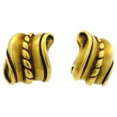 Pendientes con motivos en espiral de Barry Kieselstein-Cord, de la colección Omega de 1982, en oro verde de 18 quilates