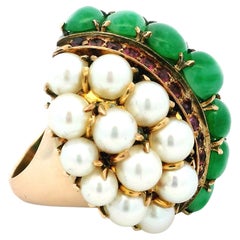 Anillo de cóctel de perlas, jade, zafiro y rubí de mediados de siglo en oro de 18 quilates