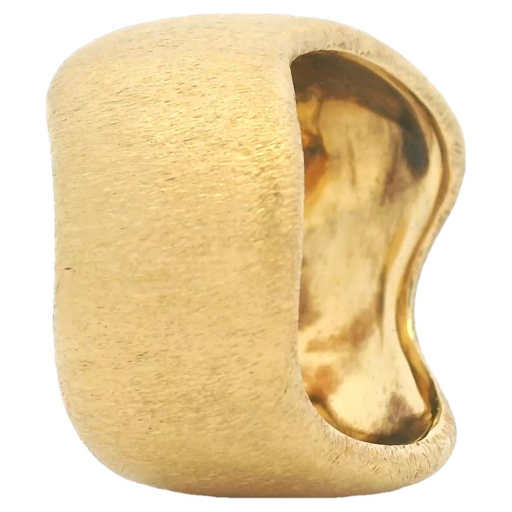 Bague sculpturale organique contemporaine en or jaune 18 carats avec finition mate satinée