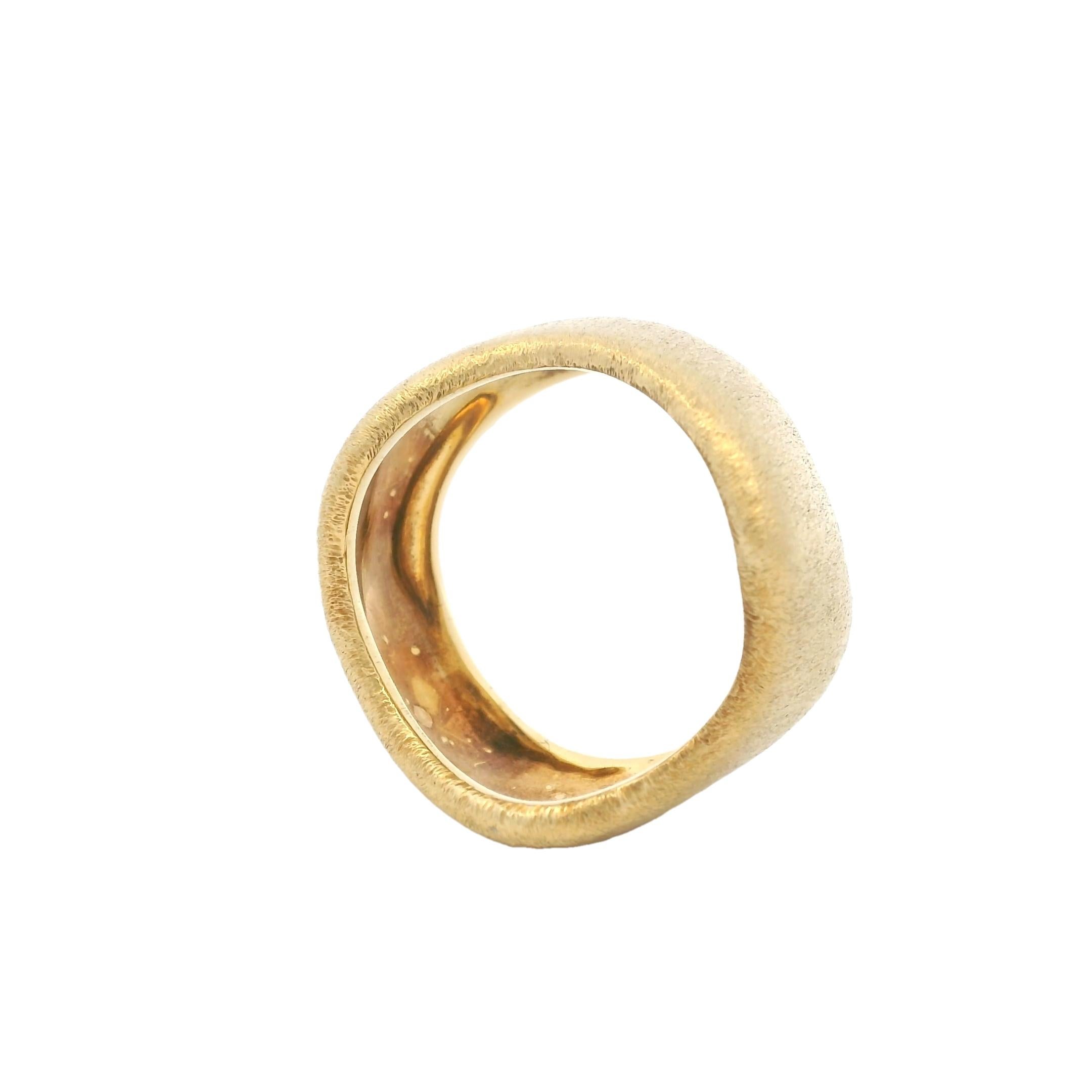 Anello organico scultoreo contemporaneo in oro giallo 18 carati con finitura satinata opaca in vendita 2