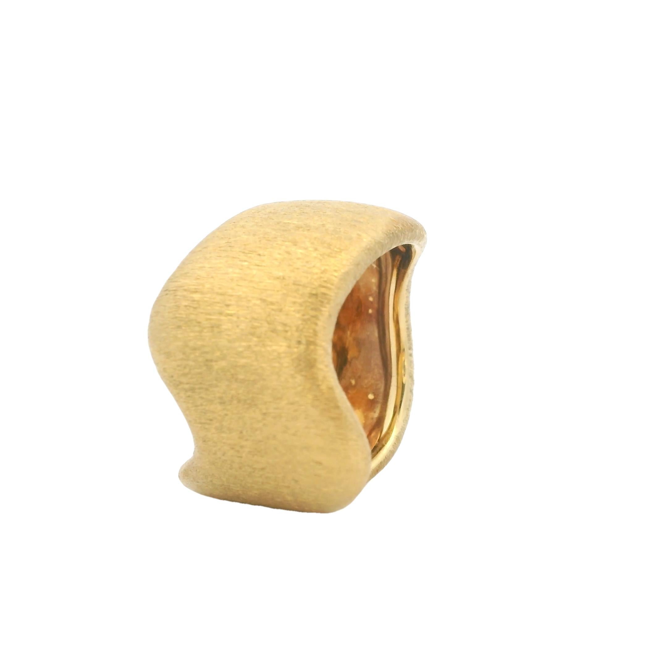 Anello organico scultoreo contemporaneo in oro giallo 18 carati con finitura satinata opaca in vendita 3