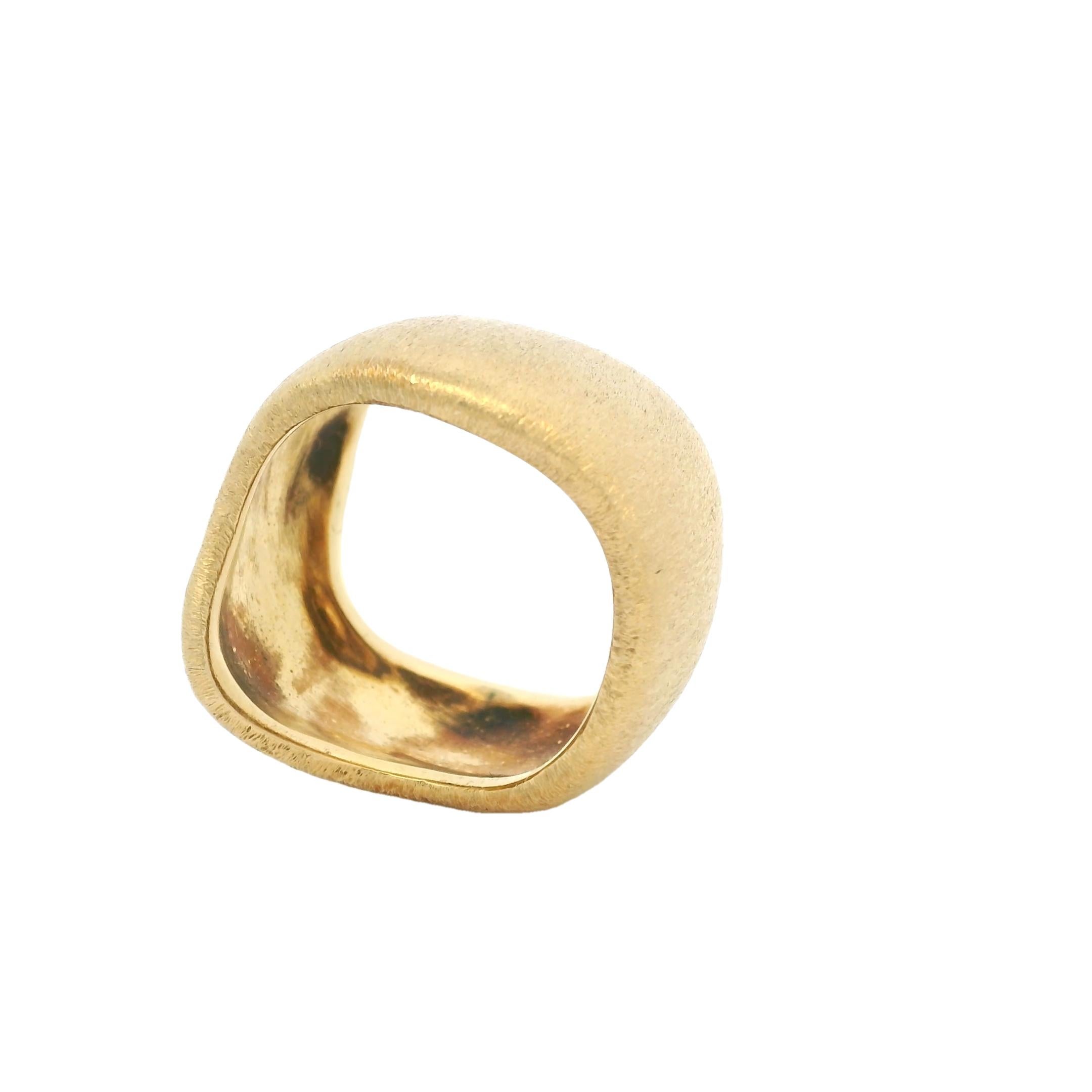 Anello organico scultoreo contemporaneo in oro giallo 18 carati con finitura satinata opaca in vendita 4
