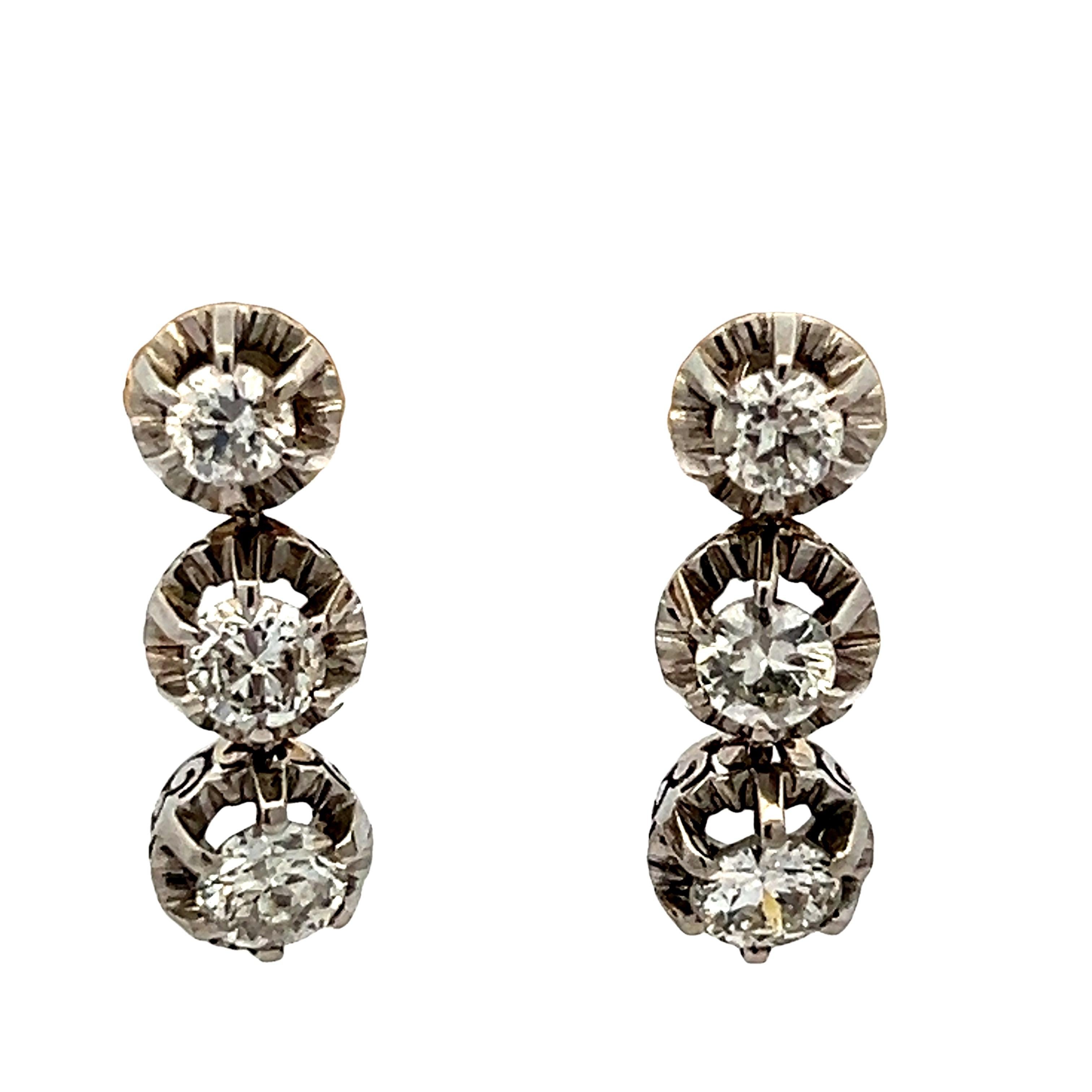 L'eleganza senza tempo incontra l'artigianato antico in questi raffinati orecchini di diamanti di epoca vittoriana, realizzati a mano in platino. Ciascun orecchino presenta tre diamanti taglio vecchio europeo incastonati - per un totale di circa 1,3