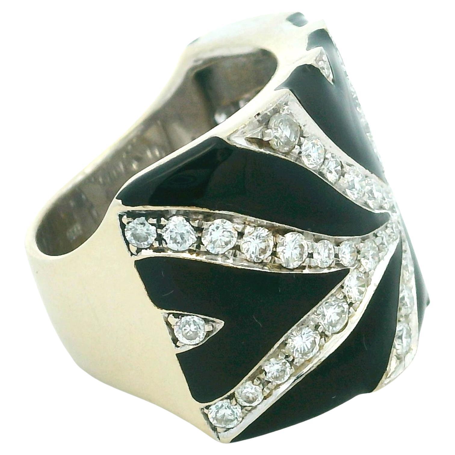 Moderniste Bague cocktail des années 1980 en or blanc 18 carats, diamant tourbillon et émail noir en vente