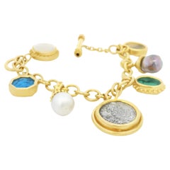 Elizabeth Locke - Bracelet de breloques en or 18 carats - Intaglios en verre vénitien, perles et pièces de monnaie