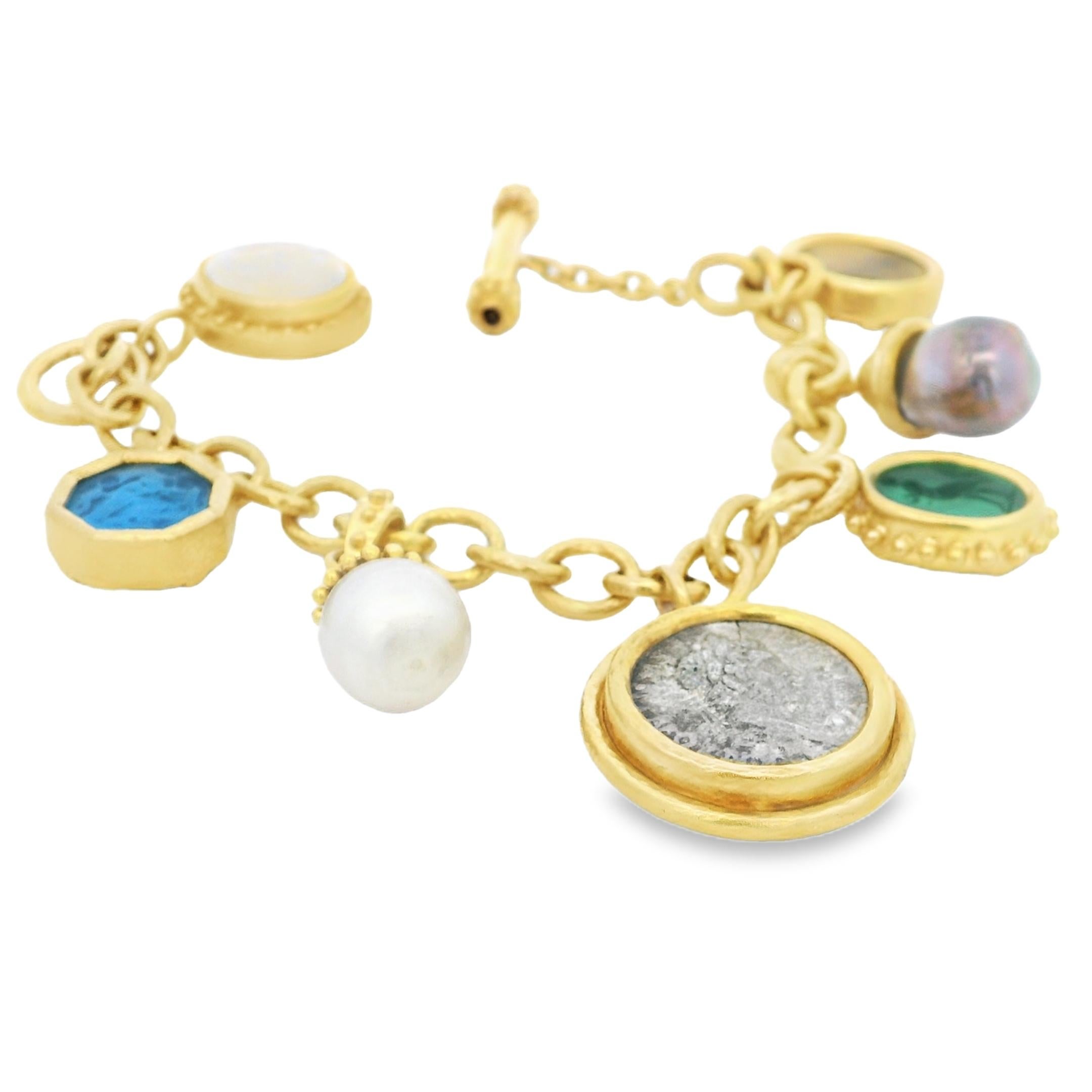 Contemporain Elizabeth Locke - Bracelet de breloques en or 18 carats - Intaglios en verre vénitien, perles et pièces de monnaie en vente