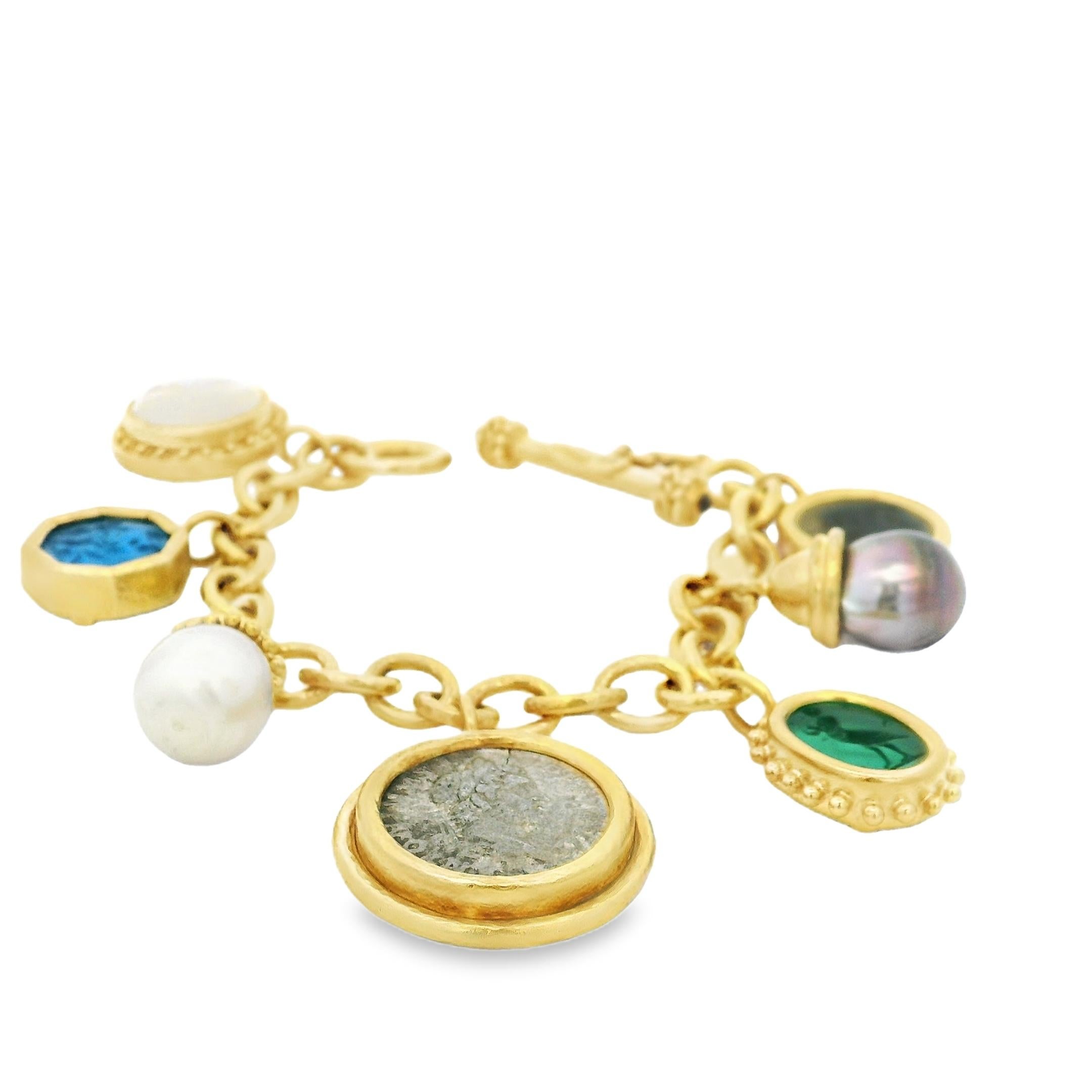 Taille ovale Elizabeth Locke - Bracelet de breloques en or 18 carats - Intaglios en verre vénitien, perles et pièces de monnaie en vente
