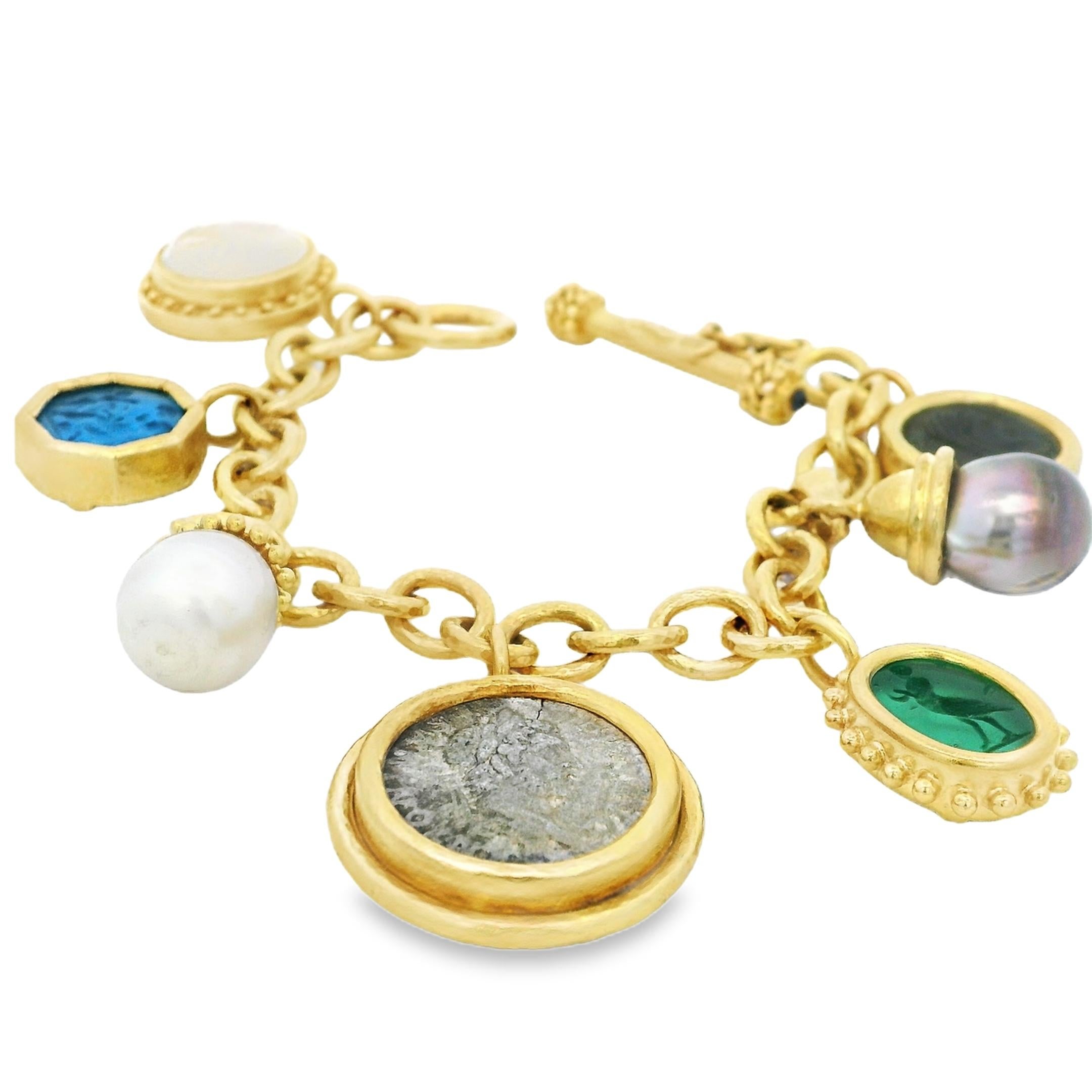 Elizabeth Locke - Bracelet de breloques en or 18 carats - Intaglios en verre vénitien, perles et pièces de monnaie Excellent état - En vente à Miami, FL