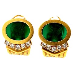 Orecchini a clip in oro giallo 18 carati del 1980 con cammeo verde e diamanti