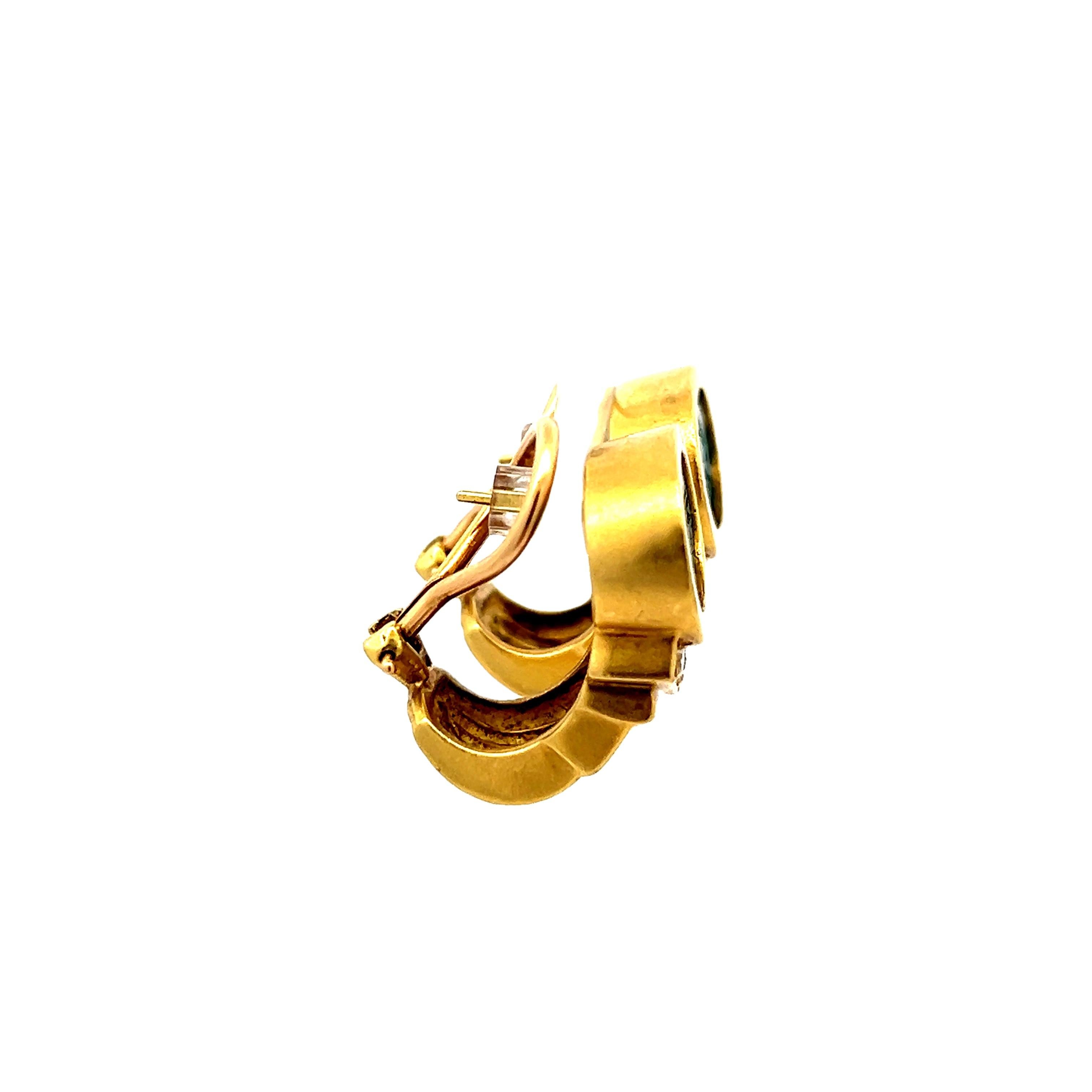 Neoclassico Orecchini a clip in oro giallo 18 carati del 1980 con cammeo verde e diamanti in vendita