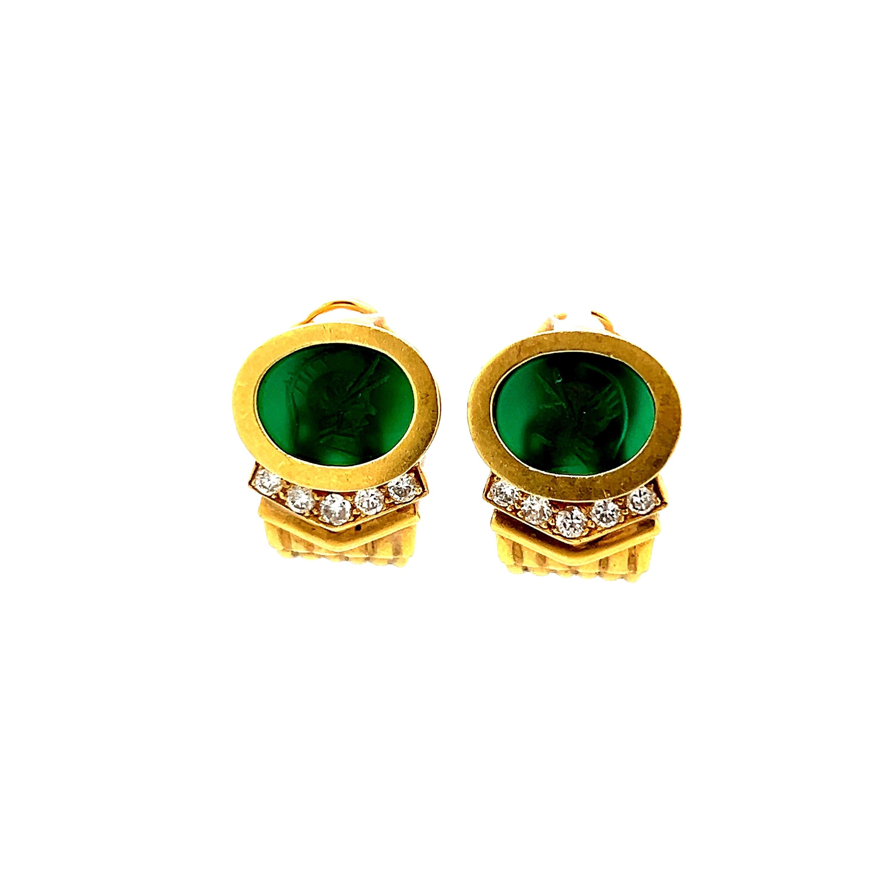 Un audace e raffinato paio di orecchini vintage italiani degli anni '80, realizzati con maestria in oro giallo 18 carati e che mostrano una squisita abilità artistica. Al centro di ogni orecchino si trova un cammeo verde intricatamente intagliato,