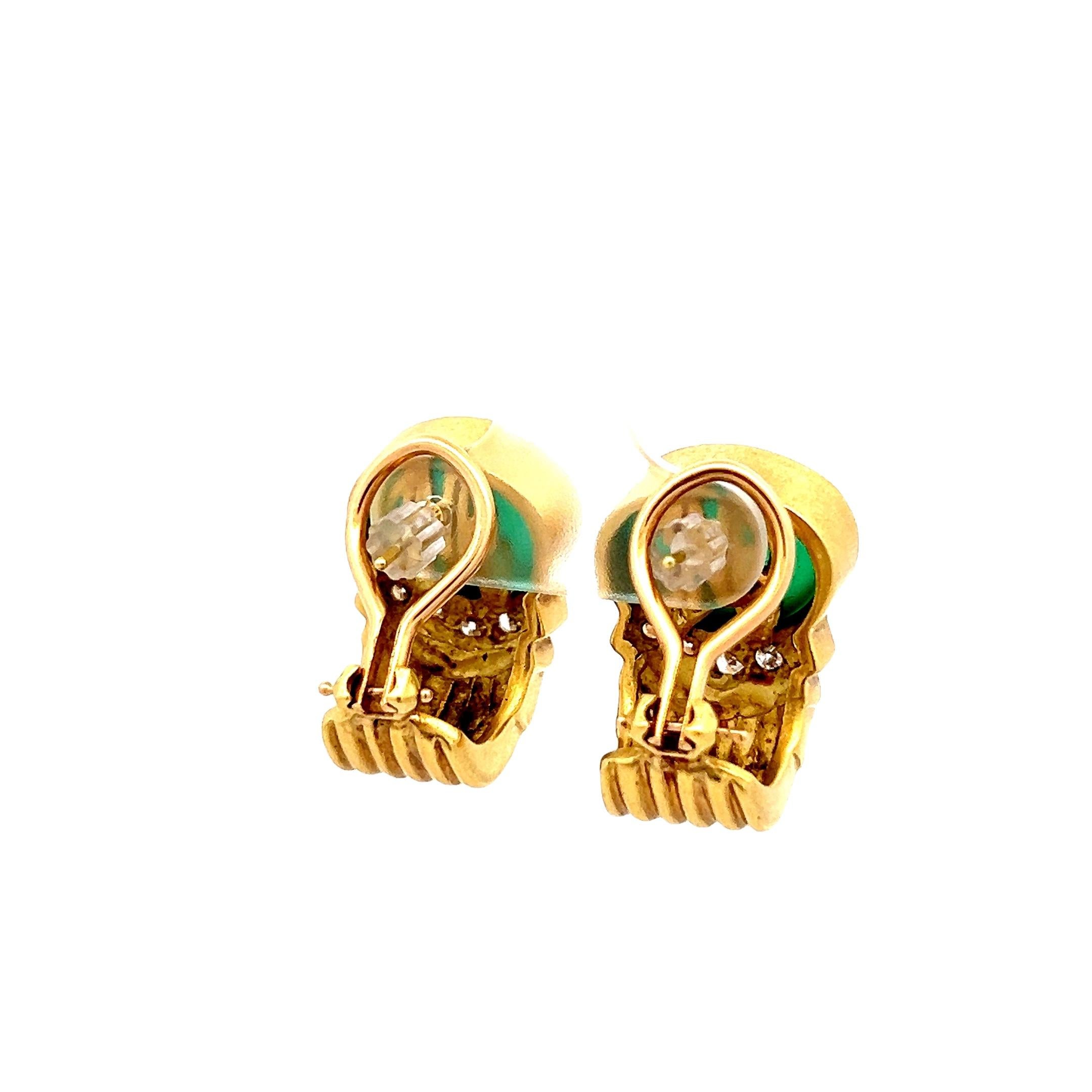 Orecchini a clip in oro giallo 18 carati del 1980 con cammeo verde e diamanti in vendita 1