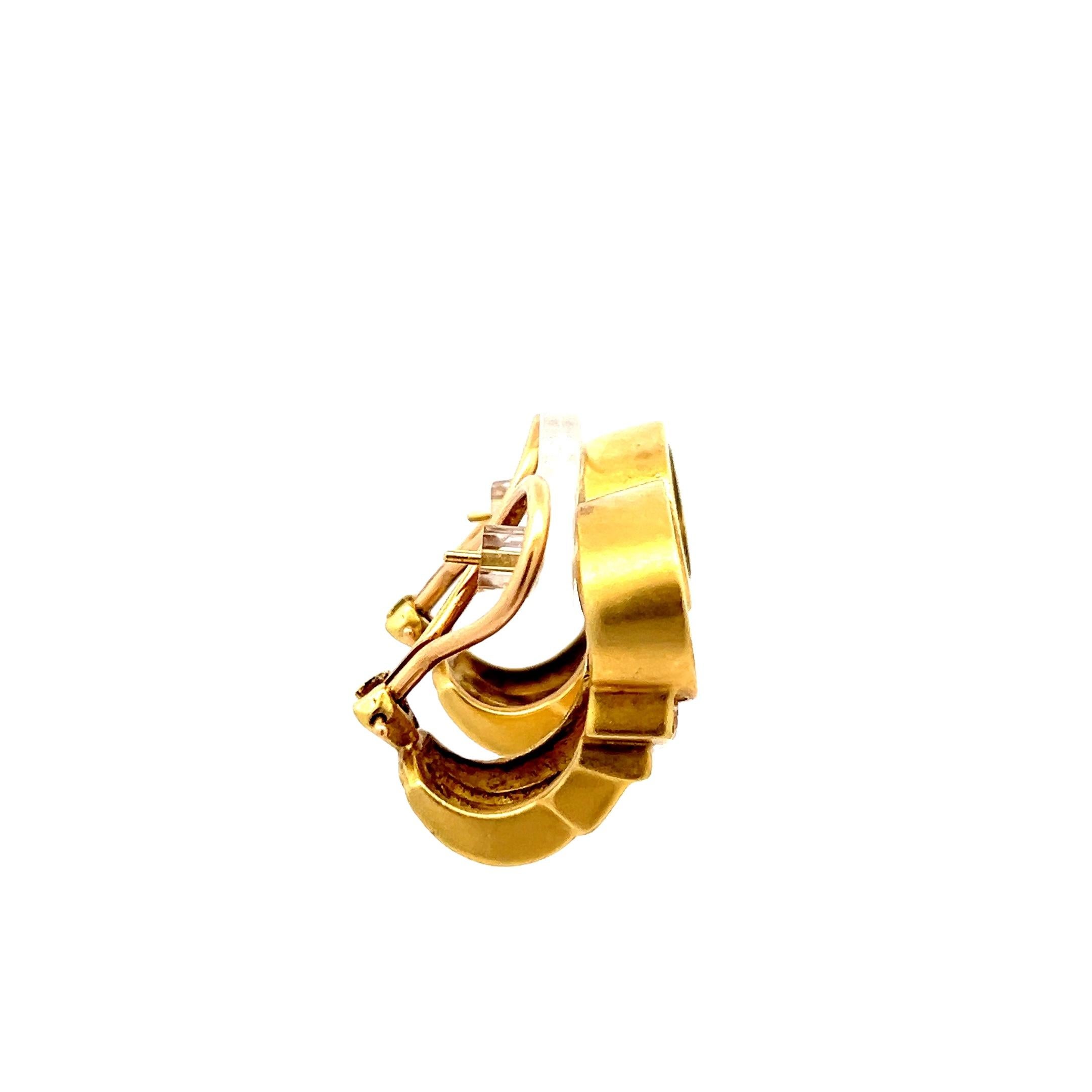 Orecchini a clip in oro giallo 18 carati del 1980 con cammeo verde e diamanti in vendita 2