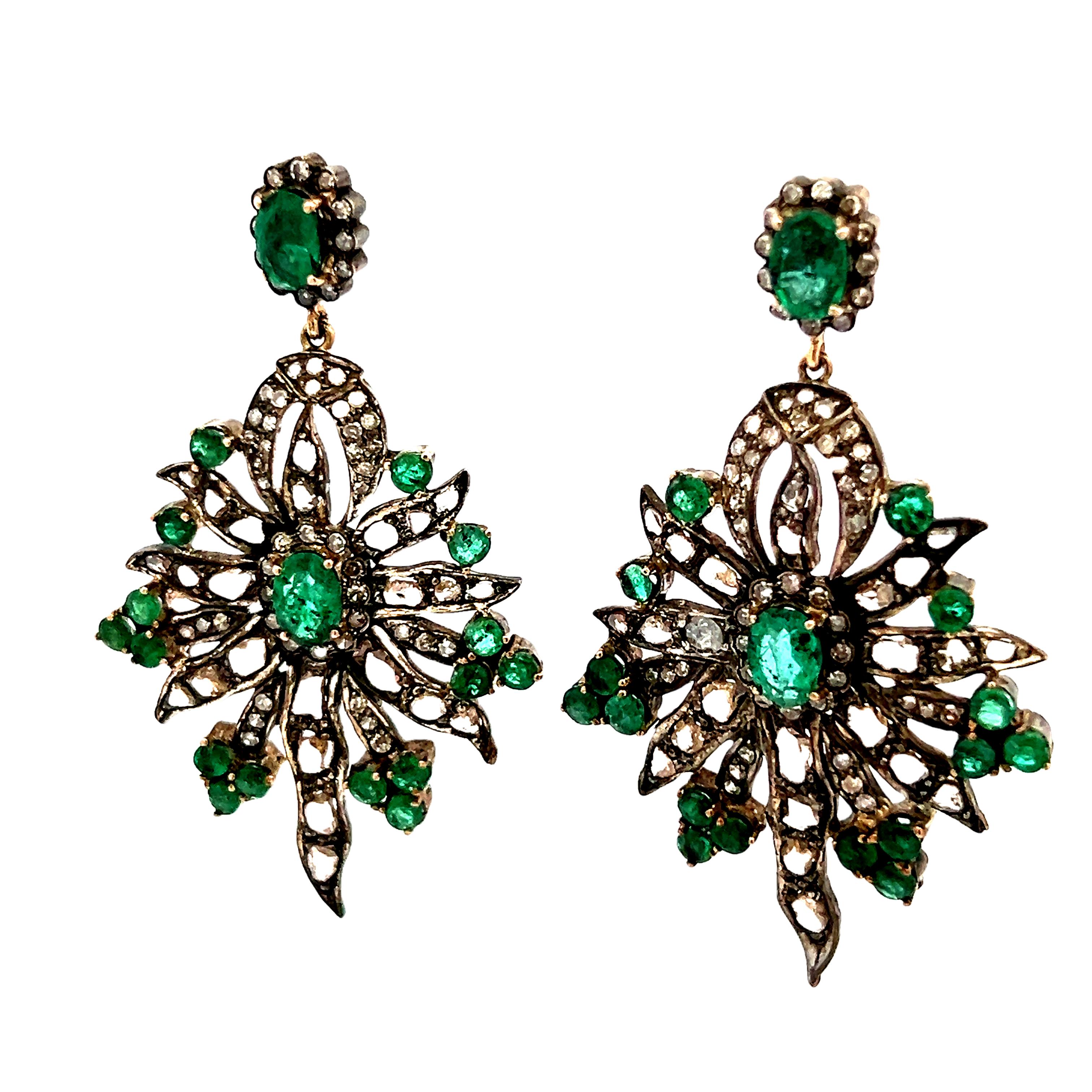 Taille ovale Boucles d'oreilles en argent de style Kundan avec émeraudes et diamants taillés en rose en vente