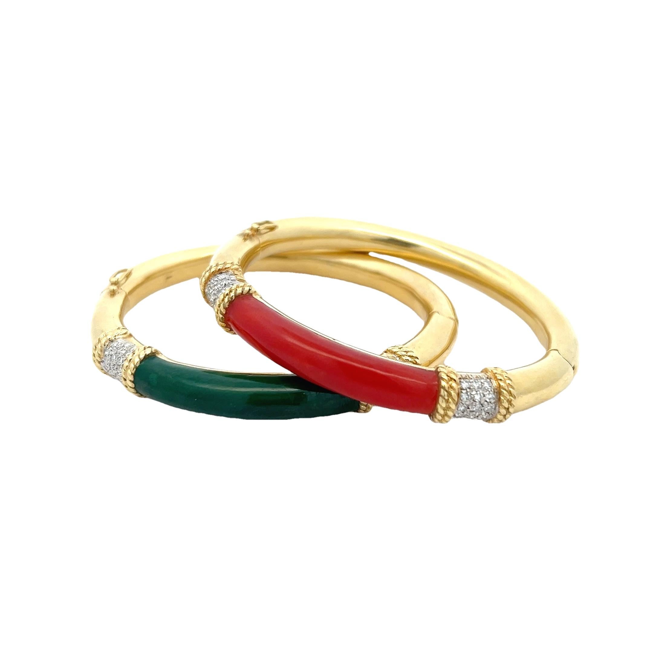 Une étonnante paire de bracelets à charnière en or jaune 18 carats, chacun présentant une incrustation de pierres précieuses audacieuse et colorée, rehaussée de diamants étincelants. L'un des bracelets présente un élégant segment incurvé en corail