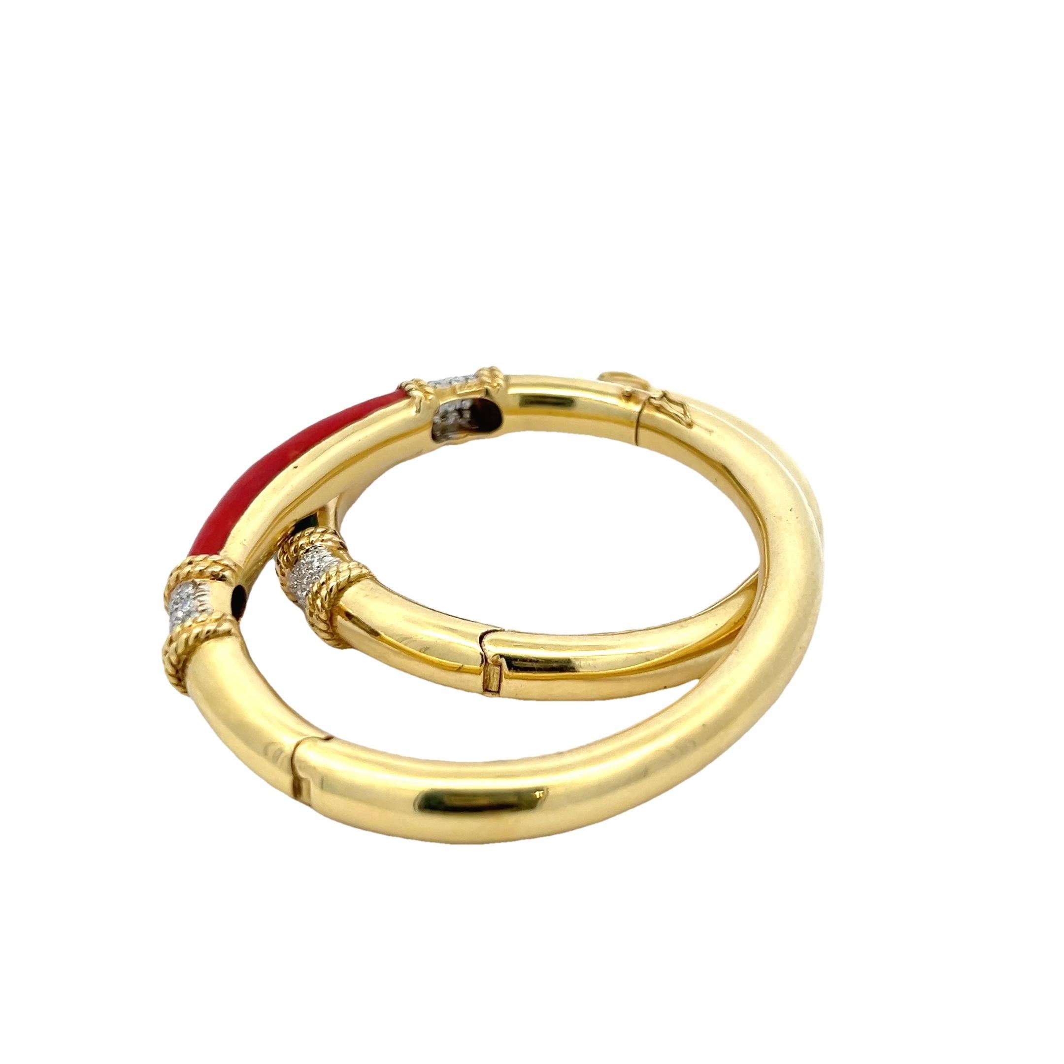 Rétro Paire de bracelets en or jaune 18K avec corail, onyx vert et diamants. en vente
