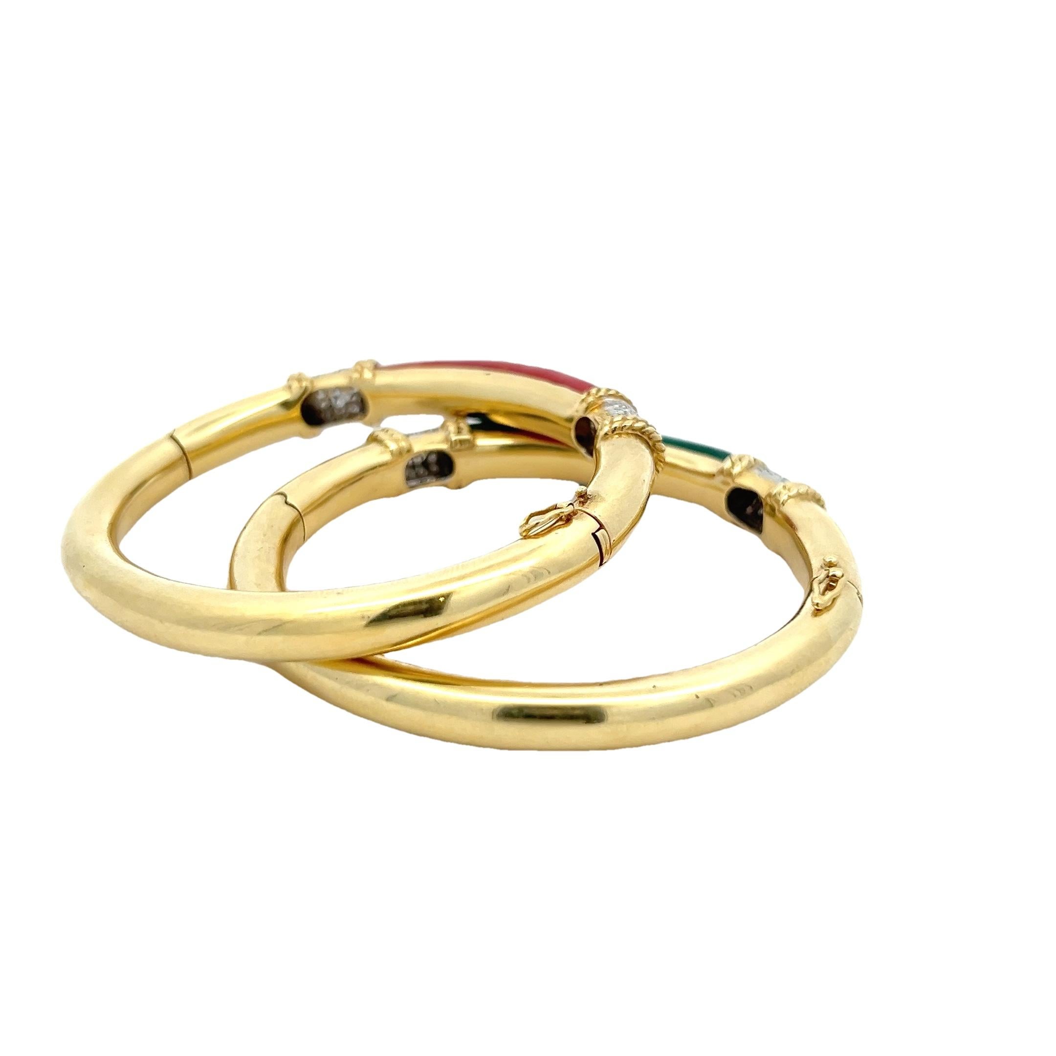 Taille ronde Paire de bracelets en or jaune 18K avec corail, onyx vert et diamants. en vente
