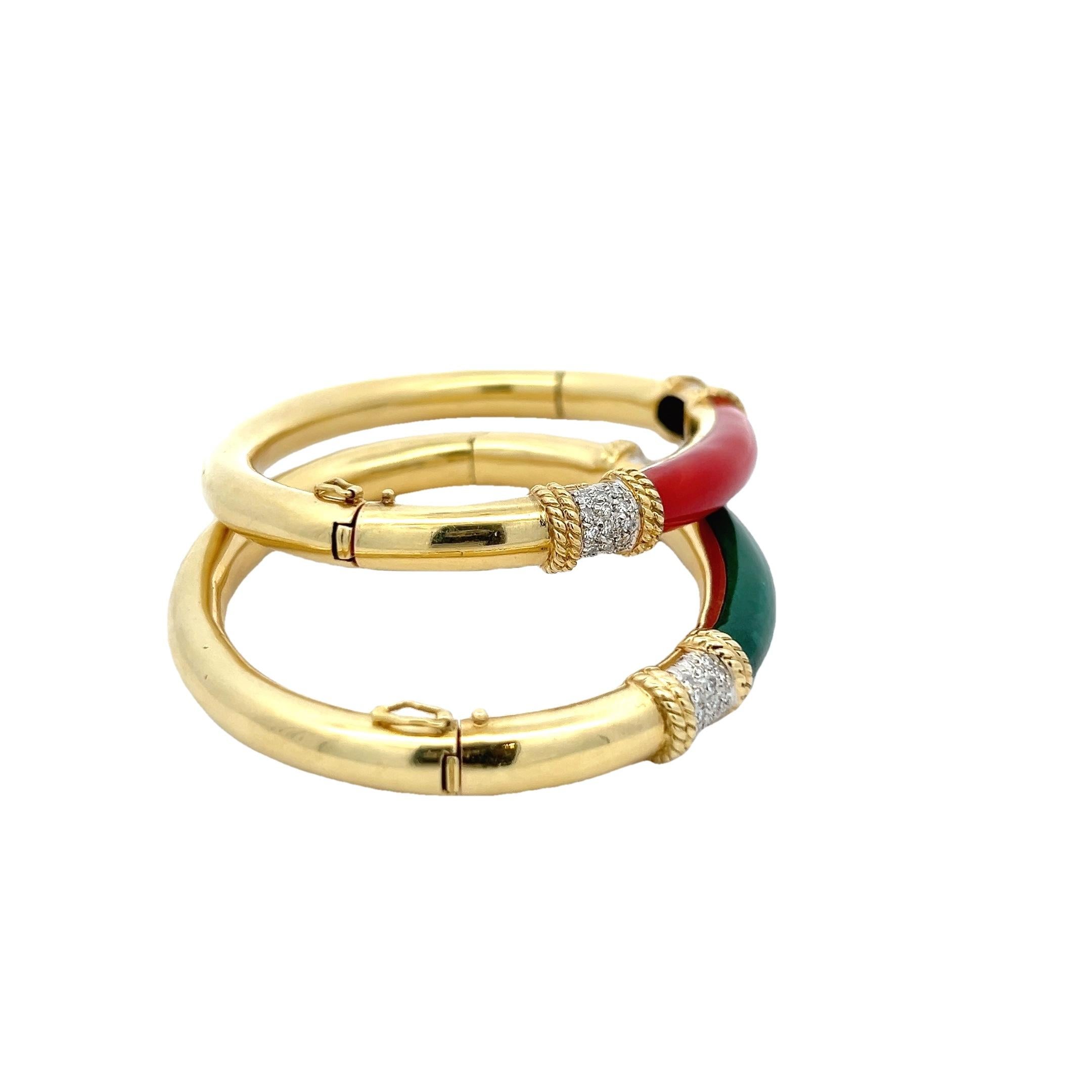 Paire de bracelets en or jaune 18K avec corail, onyx vert et diamants. Excellent état - En vente à Miami, FL