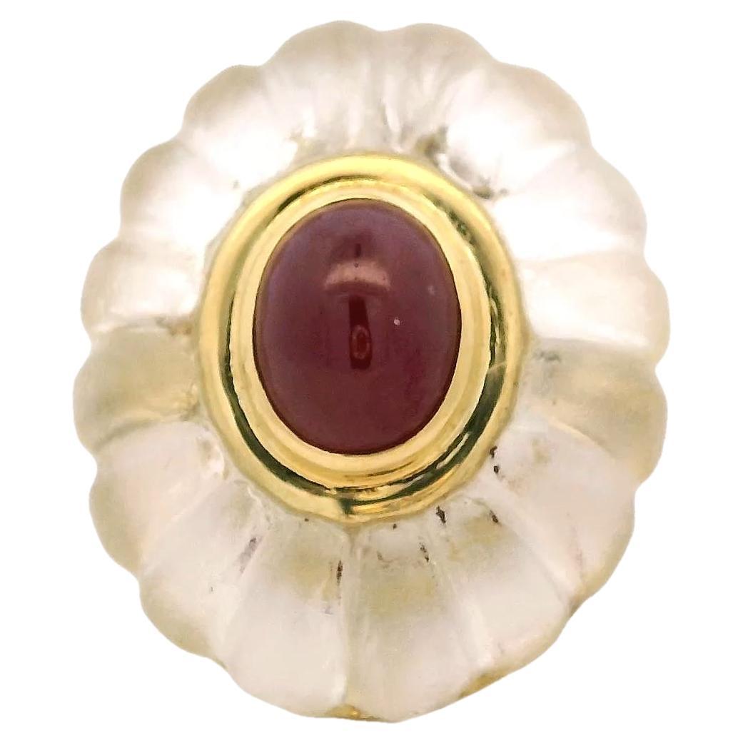 Bague dôme en or jaune 18 carats en cristal de roche cannelé avec cabochon de rubis au centre