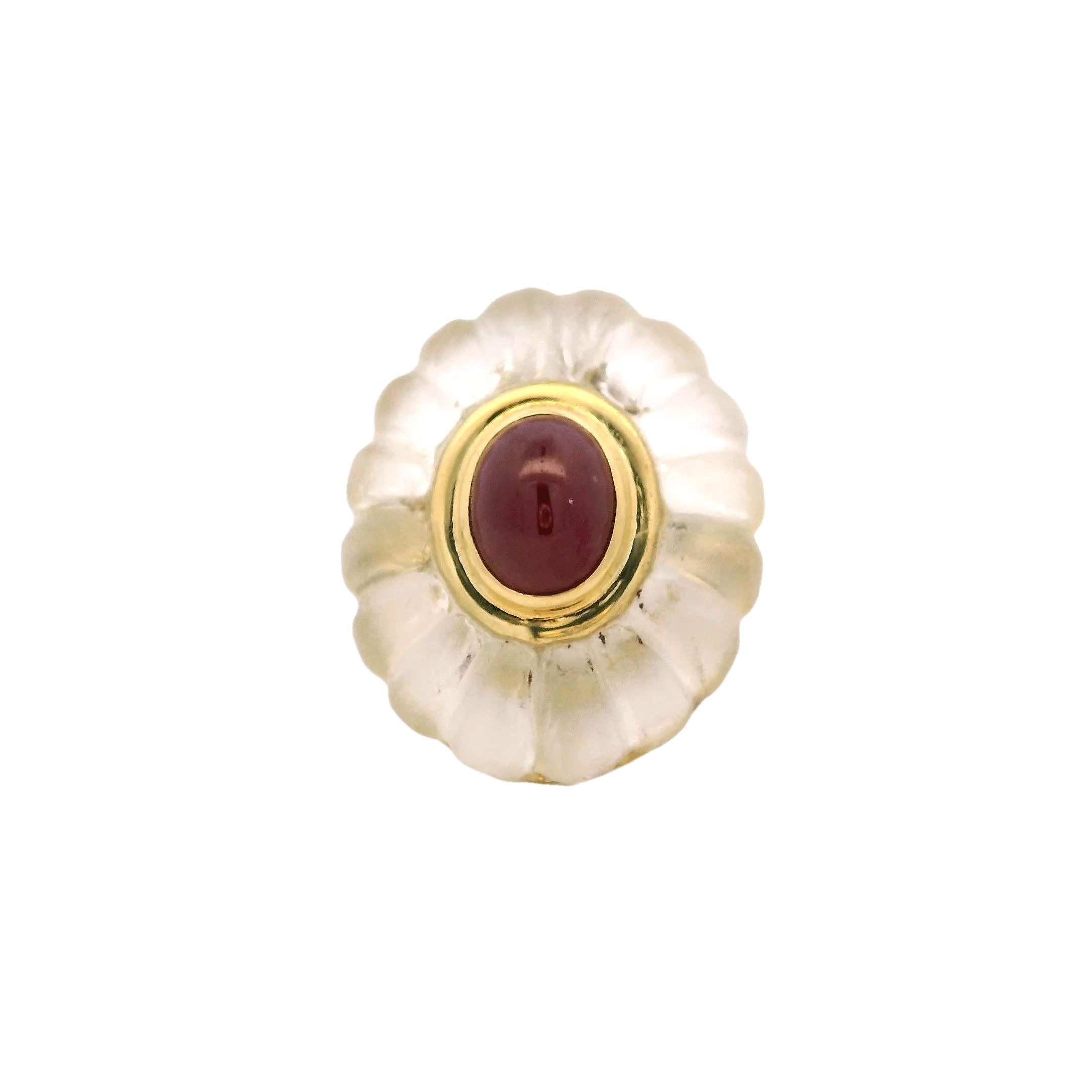Modernista Anello a cupola in oro giallo 18K con cristallo di rocca scanalato e centro con cabochon di rubino in vendita