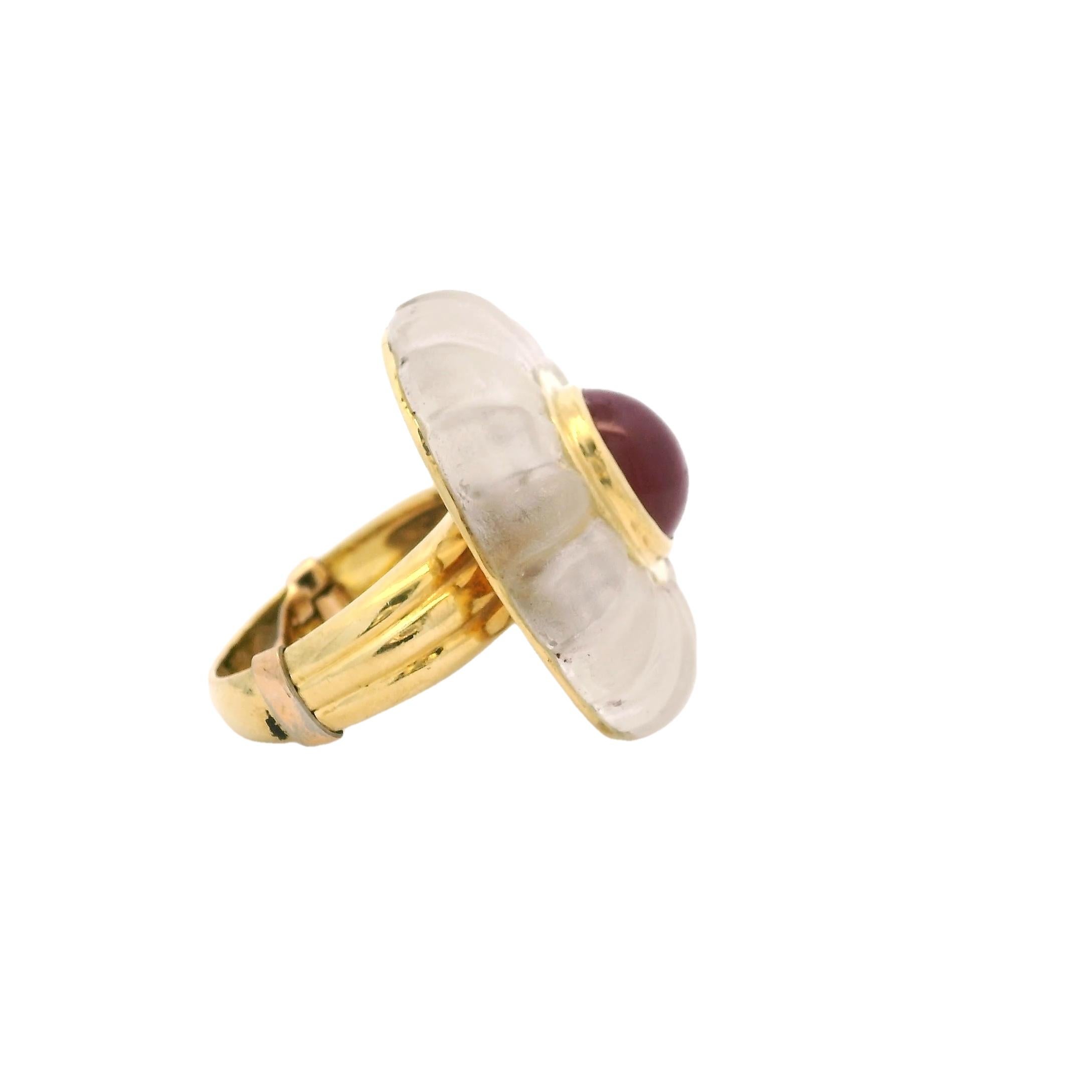 Cabochon Anello a cupola in oro giallo 18K con cristallo di rocca scanalato e centro con cabochon di rubino in vendita