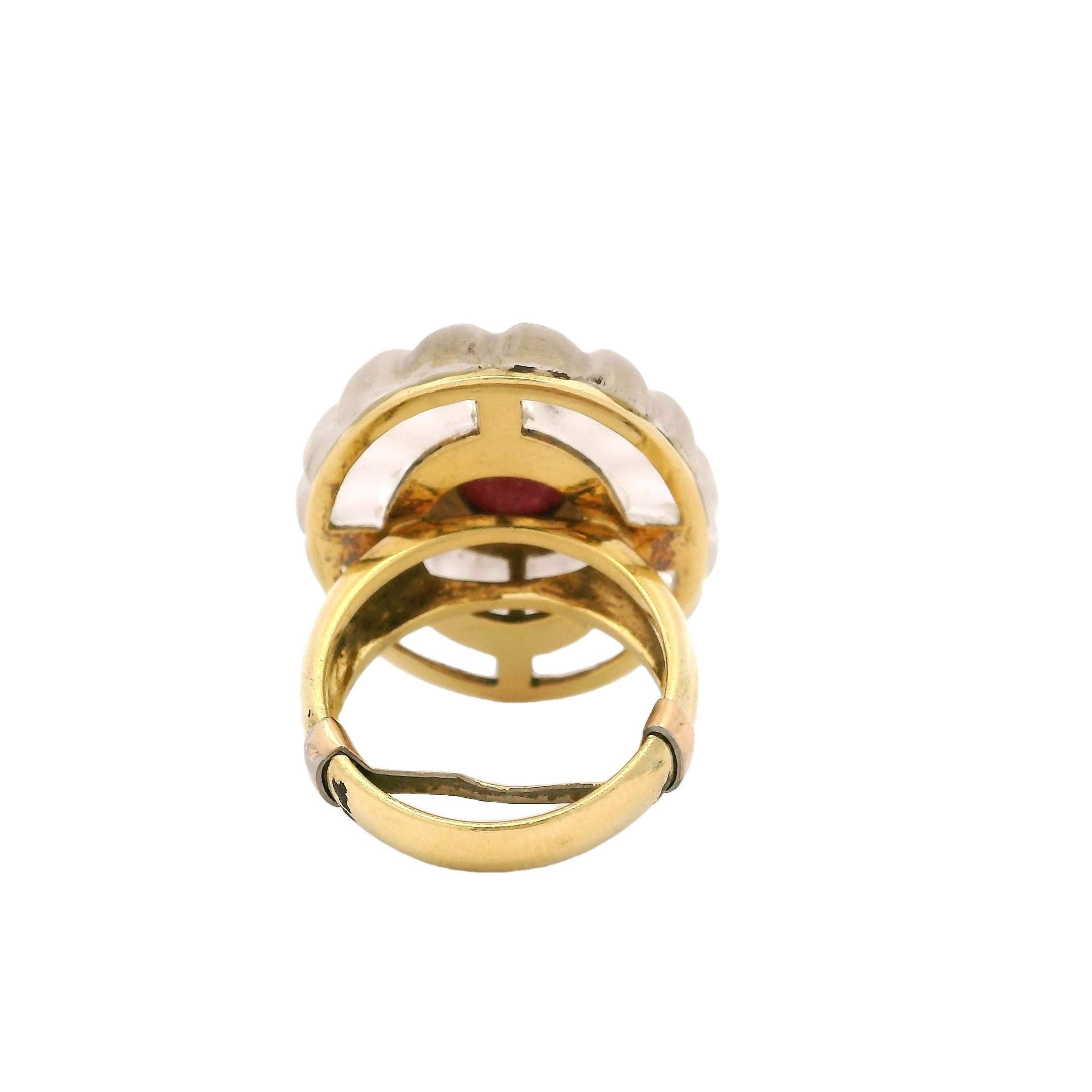 Anello a cupola in oro giallo 18K con cristallo di rocca scanalato e centro con cabochon di rubino In condizioni ottime in vendita a Miami, FL