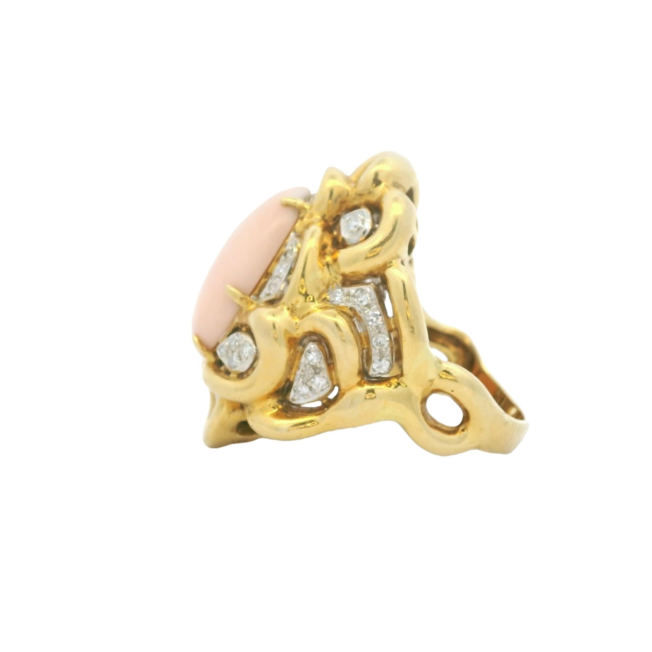 Modernista Anello di proprietà in oro giallo 18 carati con corallo pelle d'angelo e diamanti, misura 9 in vendita