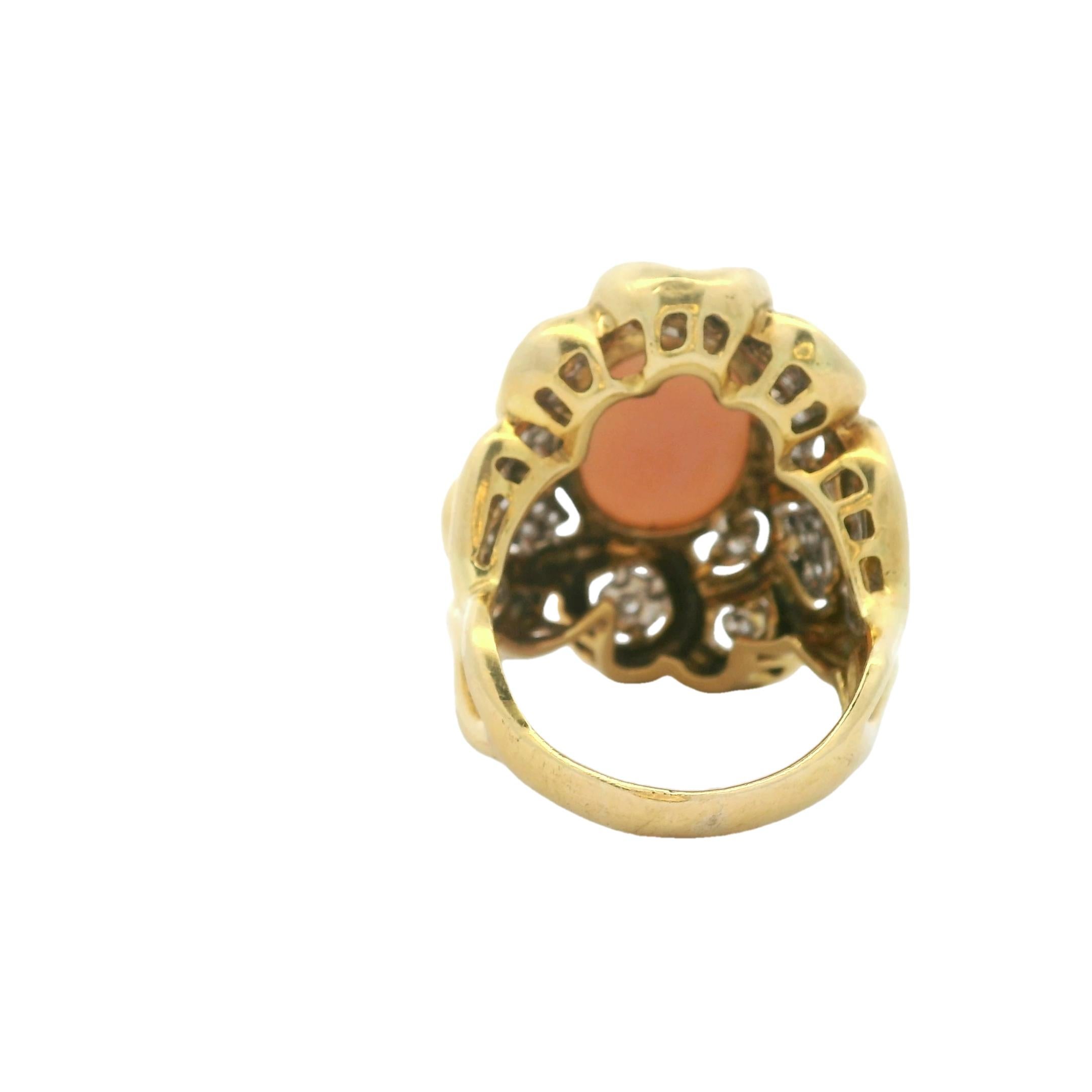 Anello di proprietà in oro giallo 18 carati con corallo pelle d'angelo e diamanti, misura 9 in vendita 2