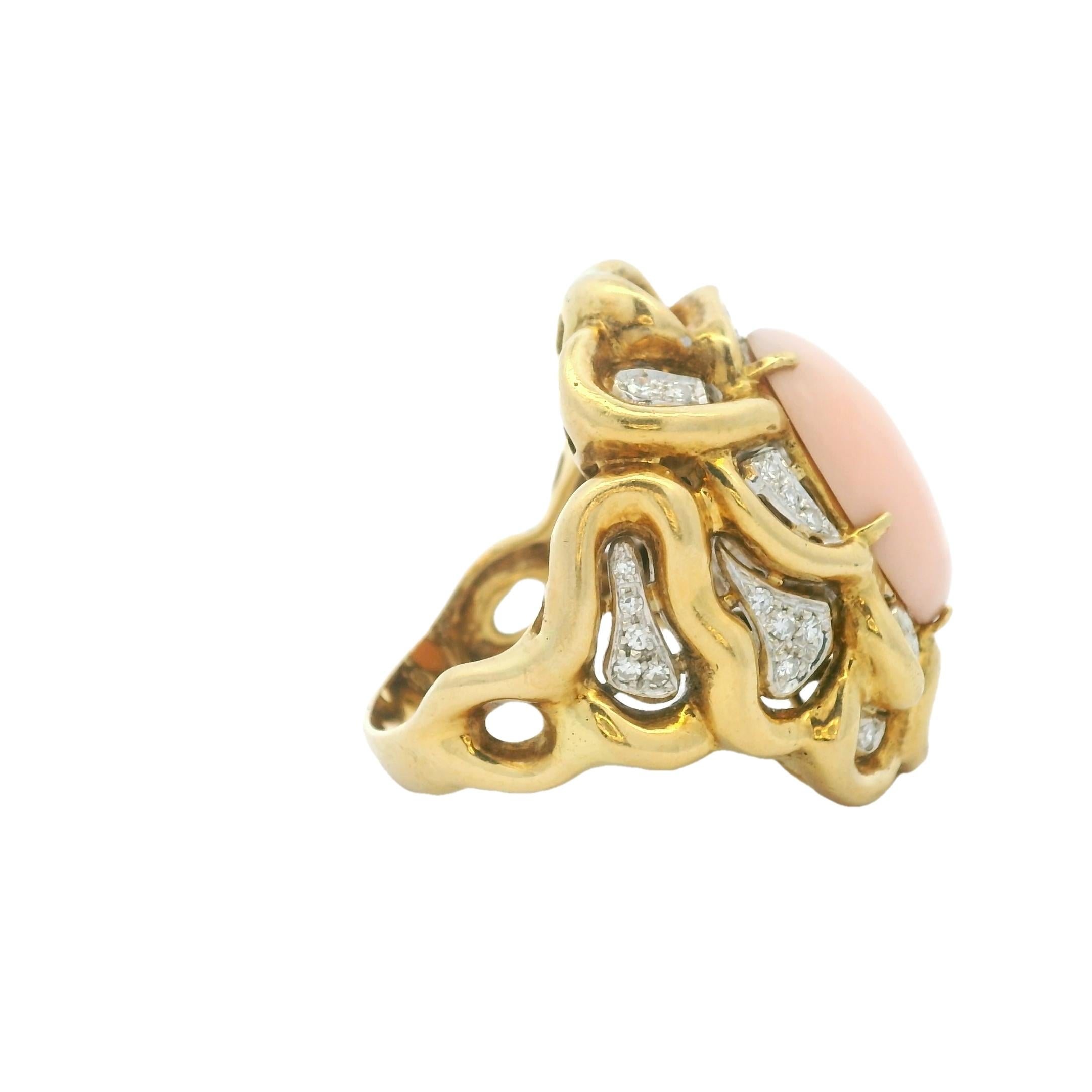 Anello di proprietà in oro giallo 18 carati con corallo pelle d'angelo e diamanti, misura 9 in vendita 3