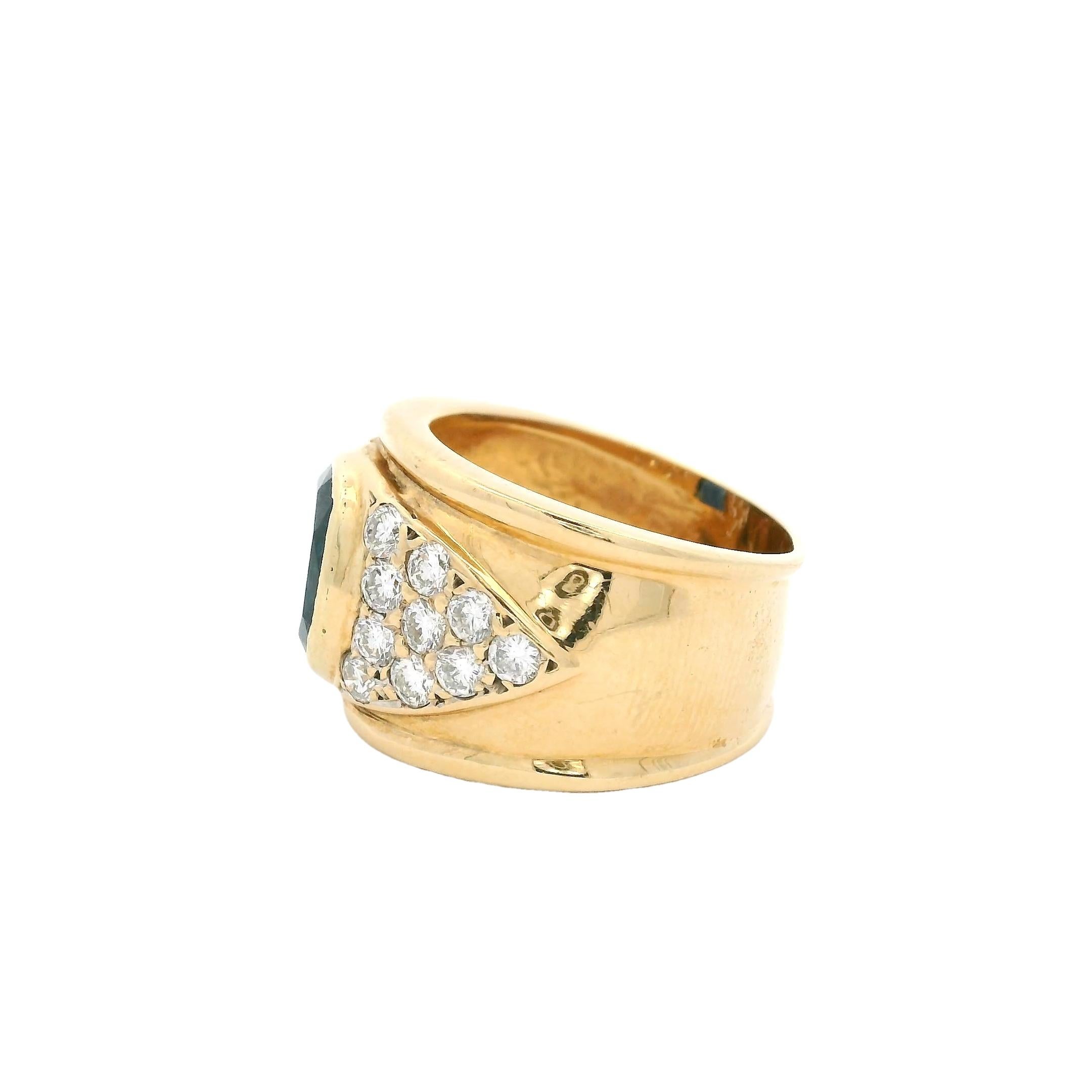Un audace pezzo vintage degli anni '80, questo anello a fascia larga per sigari è realizzato in ricco oro giallo 18 carati e incastonato con uno zaffiro ovale blu intenso del peso di circa 2,8 carati. Lo zaffiro è incastonato al centro e