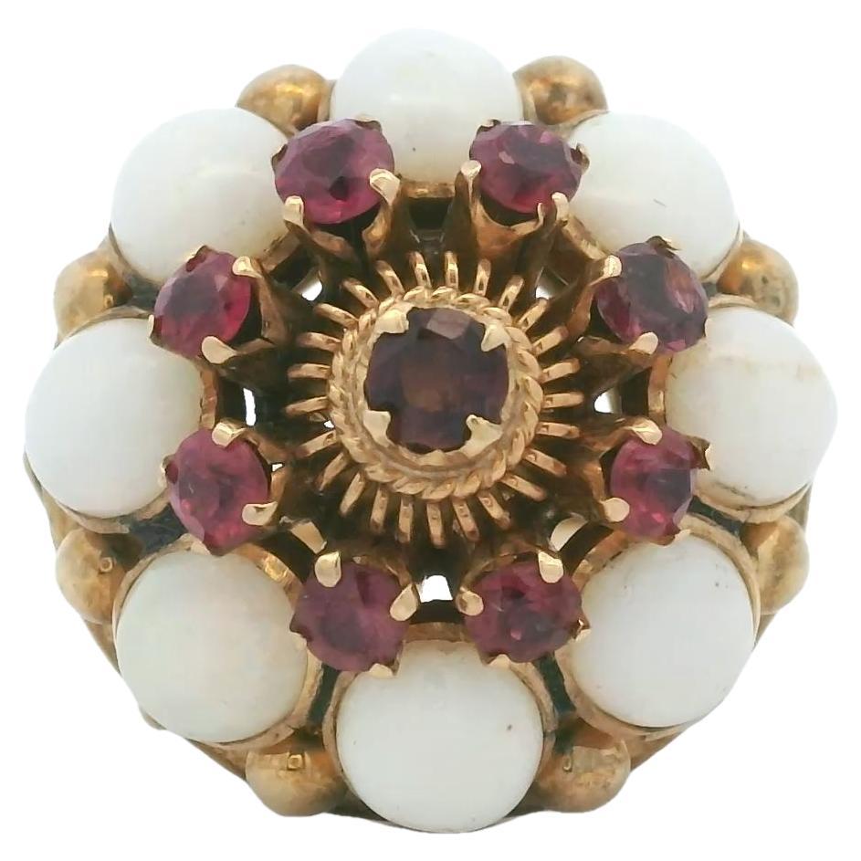 Anello Bombe d'epoca in 18 carati con opali e rubini, CIRCA 1950 in vendita