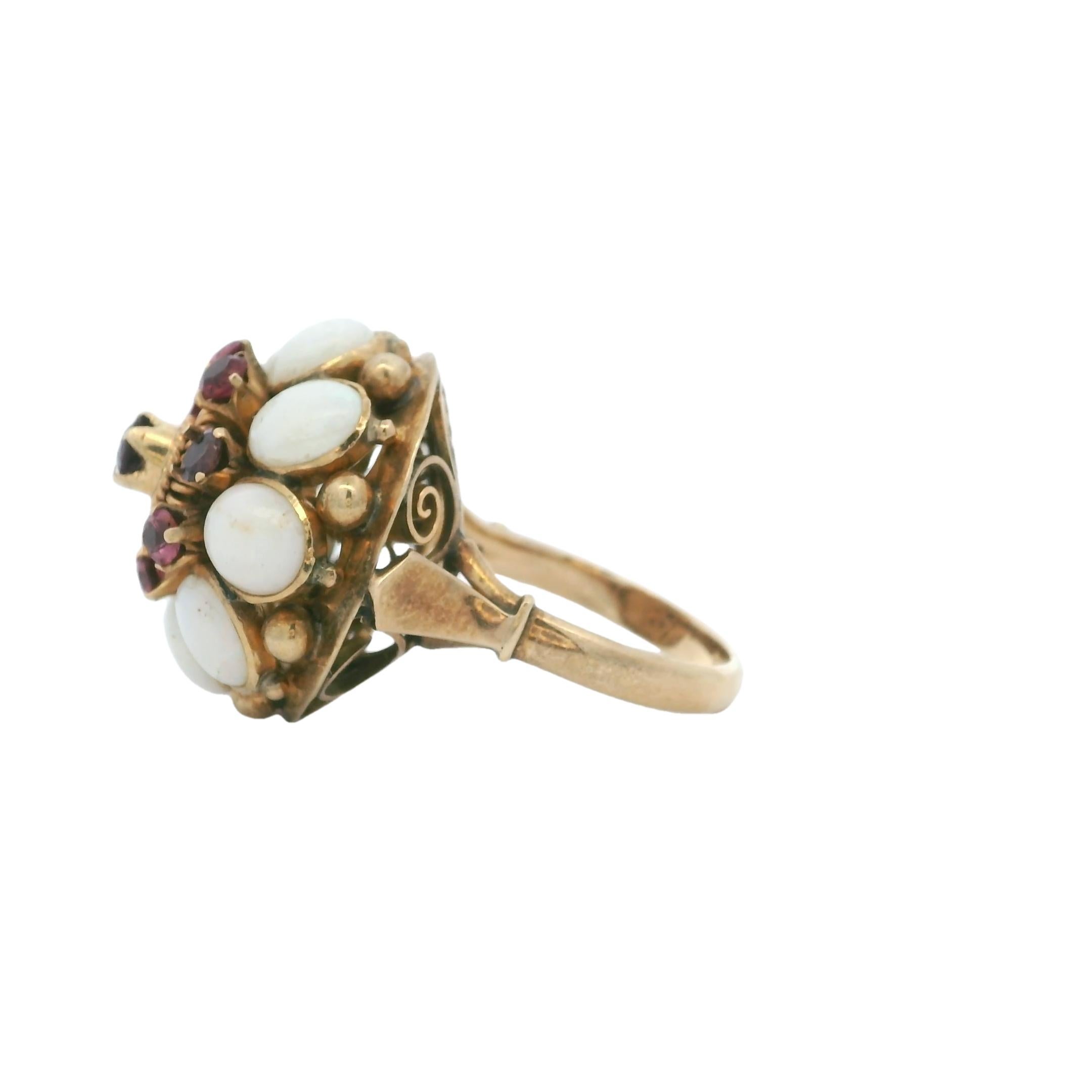 Vittoriano Anello Bombe d'epoca in 18 carati con opali e rubini, CIRCA 1950 in vendita