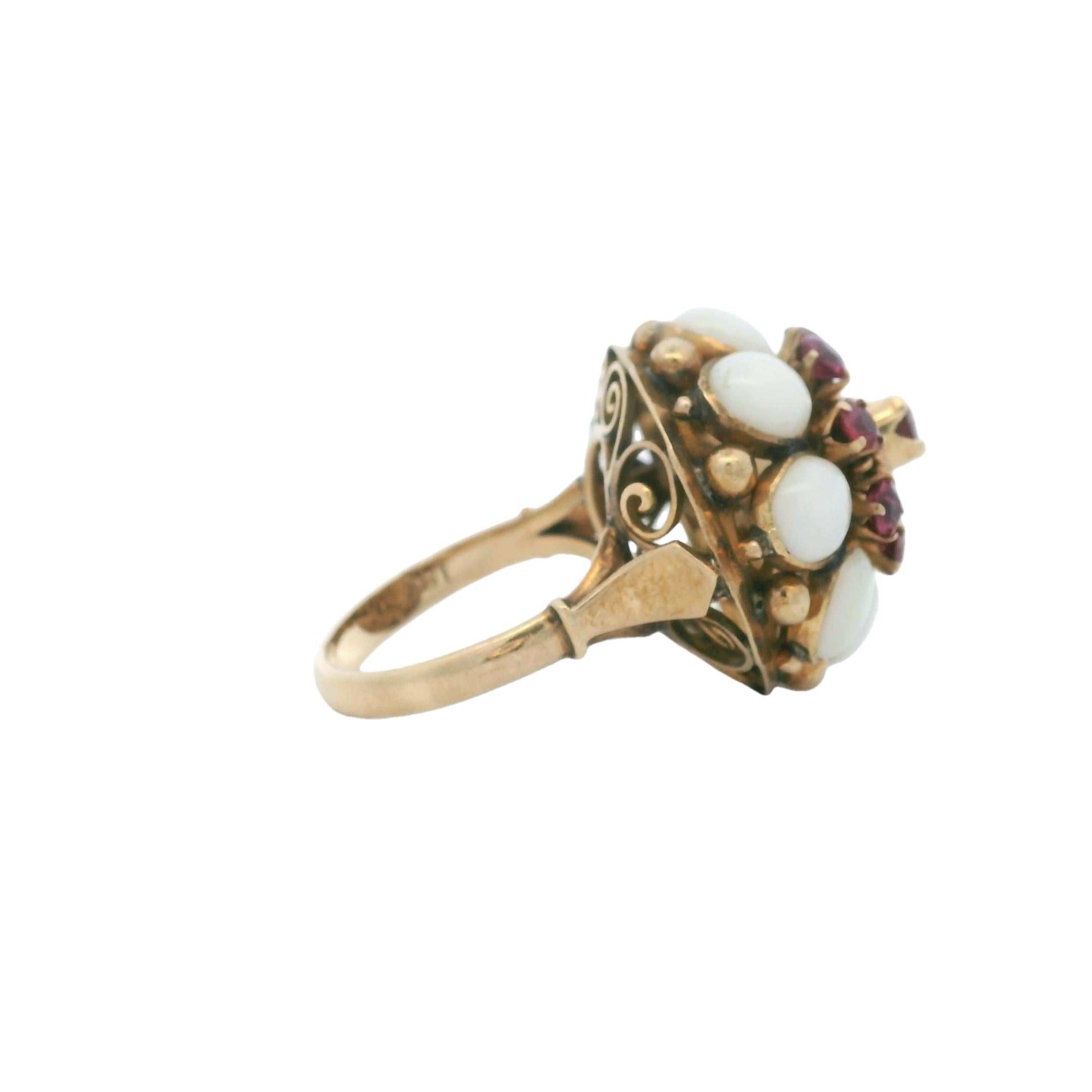 Cabochon Anello Bombe d'epoca in 18 carati con opali e rubini, CIRCA 1950 in vendita