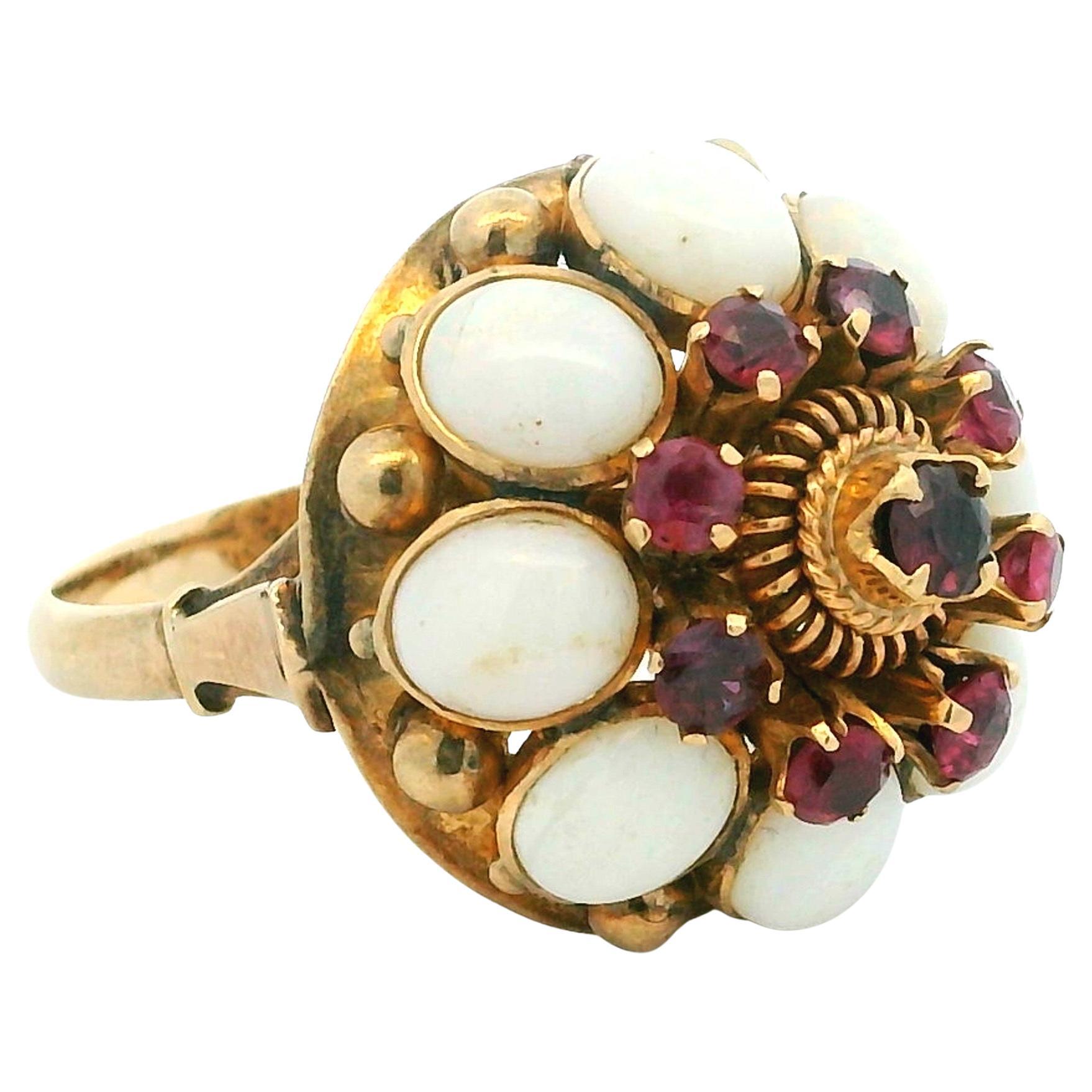 Anello Bombe d'epoca in 18 carati con opali e rubini, CIRCA 1950