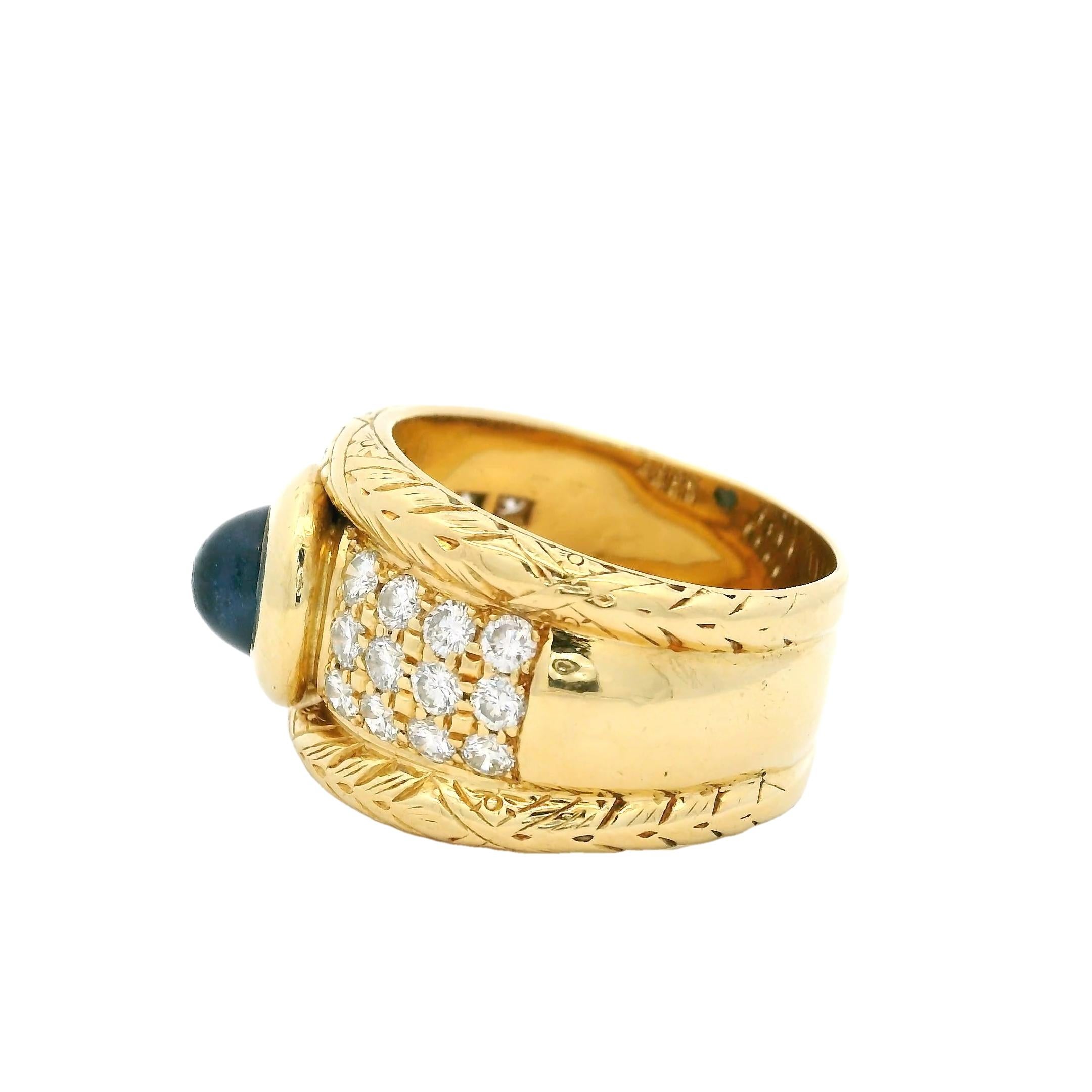 Contemporaneo Anello a fascia larga in oro giallo 18 carati con zaffiro cabochon e diamanti in vendita
