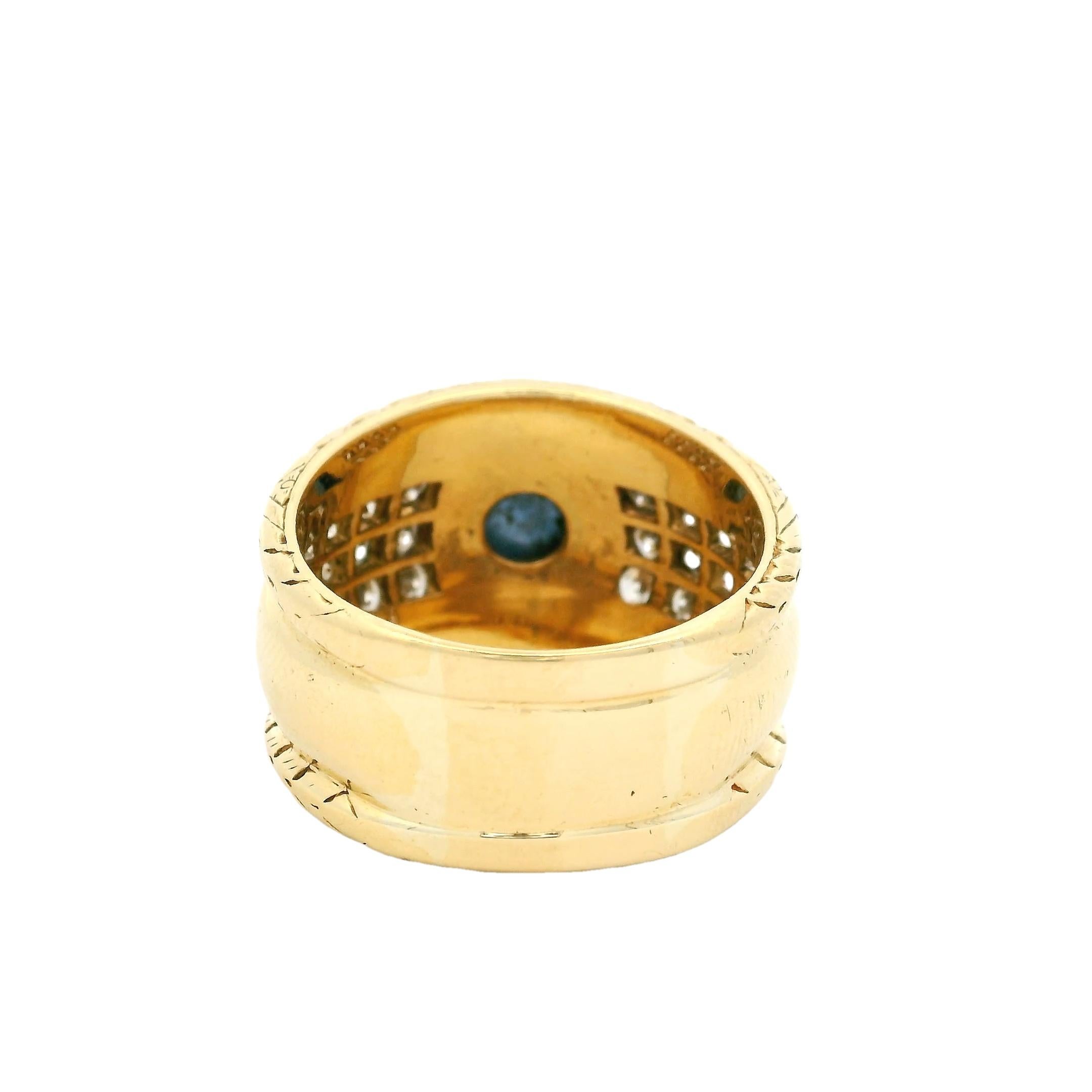 Cabochon Anello a fascia larga in oro giallo 18 carati con zaffiro cabochon e diamanti in vendita