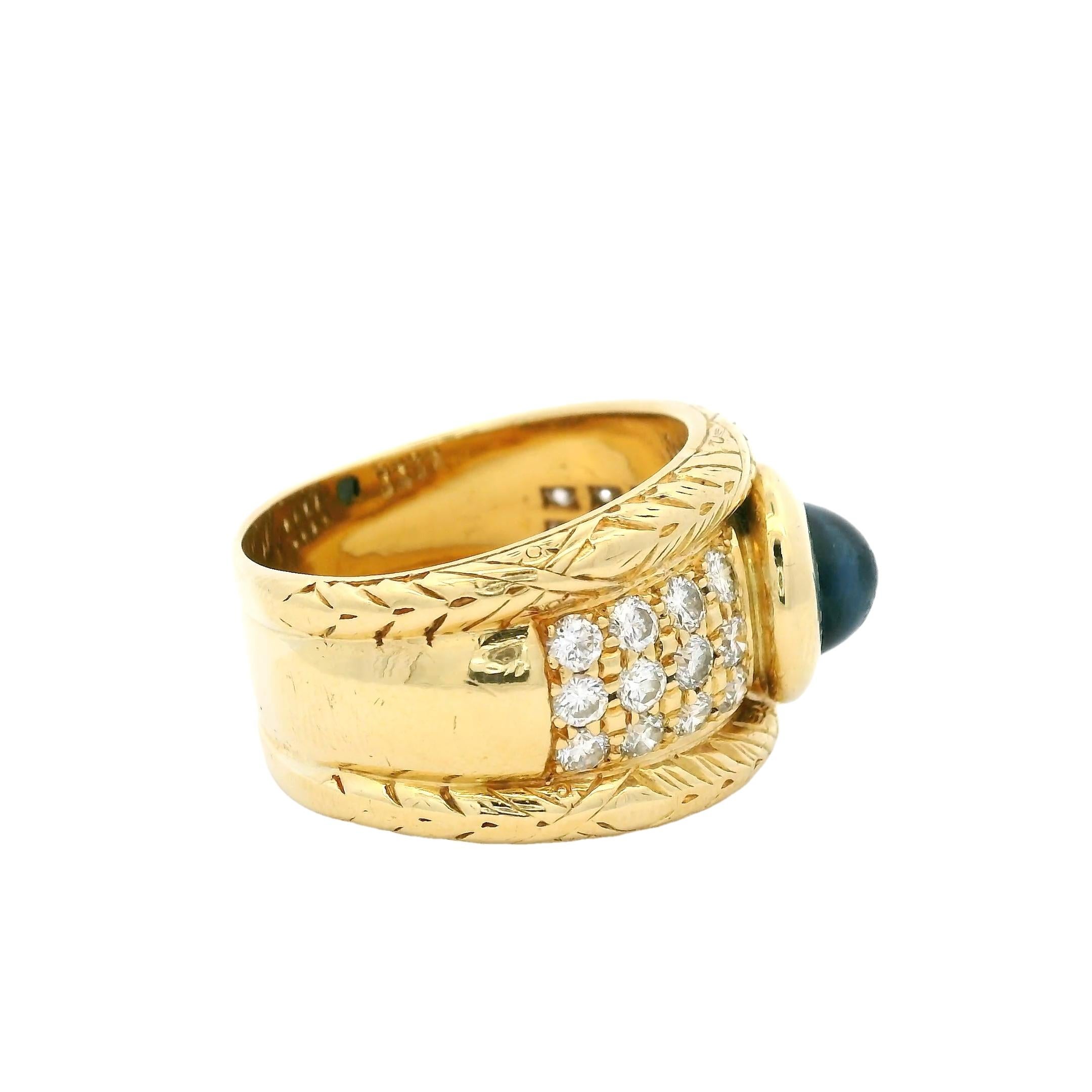 Anello a fascia larga in oro giallo 18 carati con zaffiro cabochon e diamanti in vendita 3