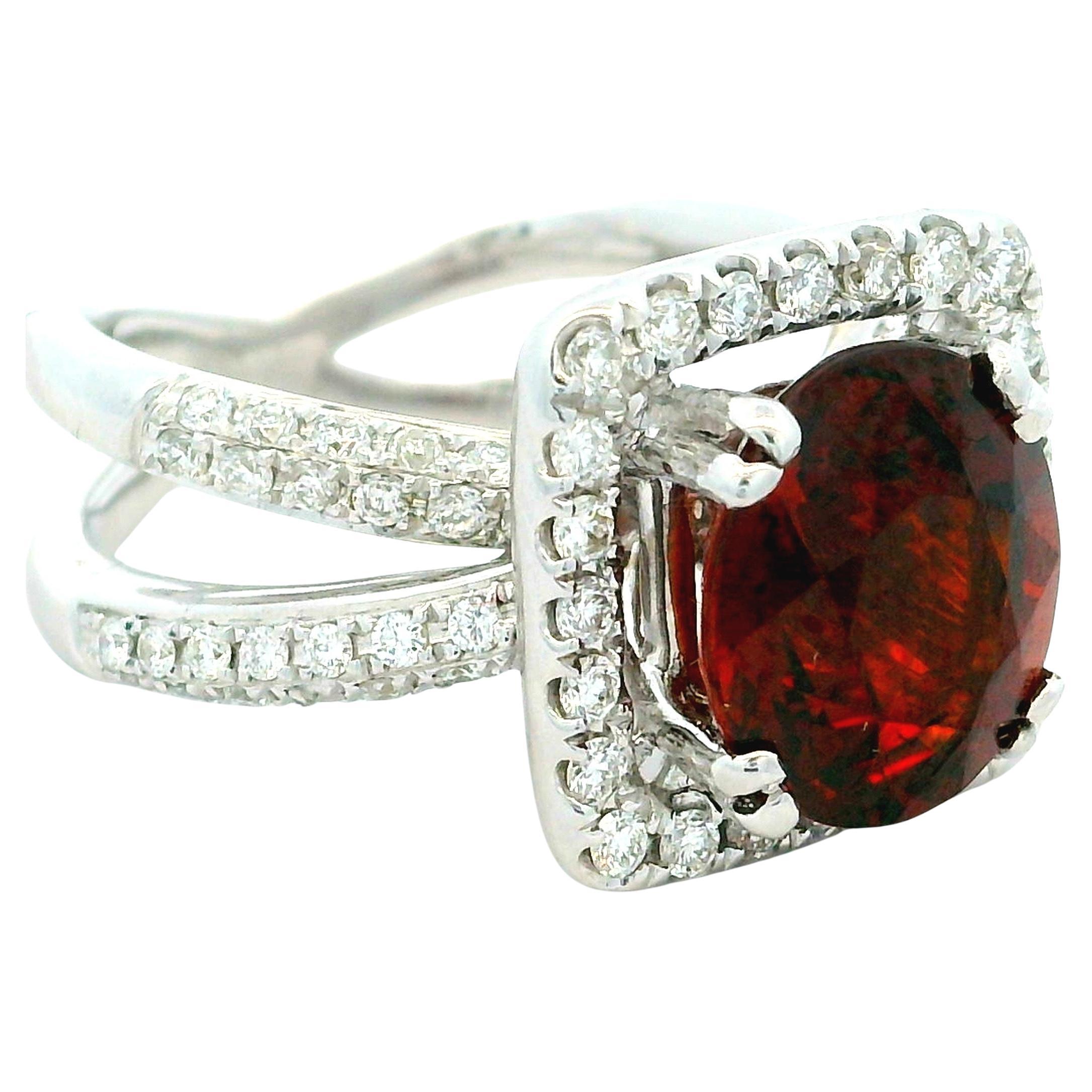Anillo de cóctel contemporáneo de oro blanco de 18 quilates con granate ovalado y halo de diamantes