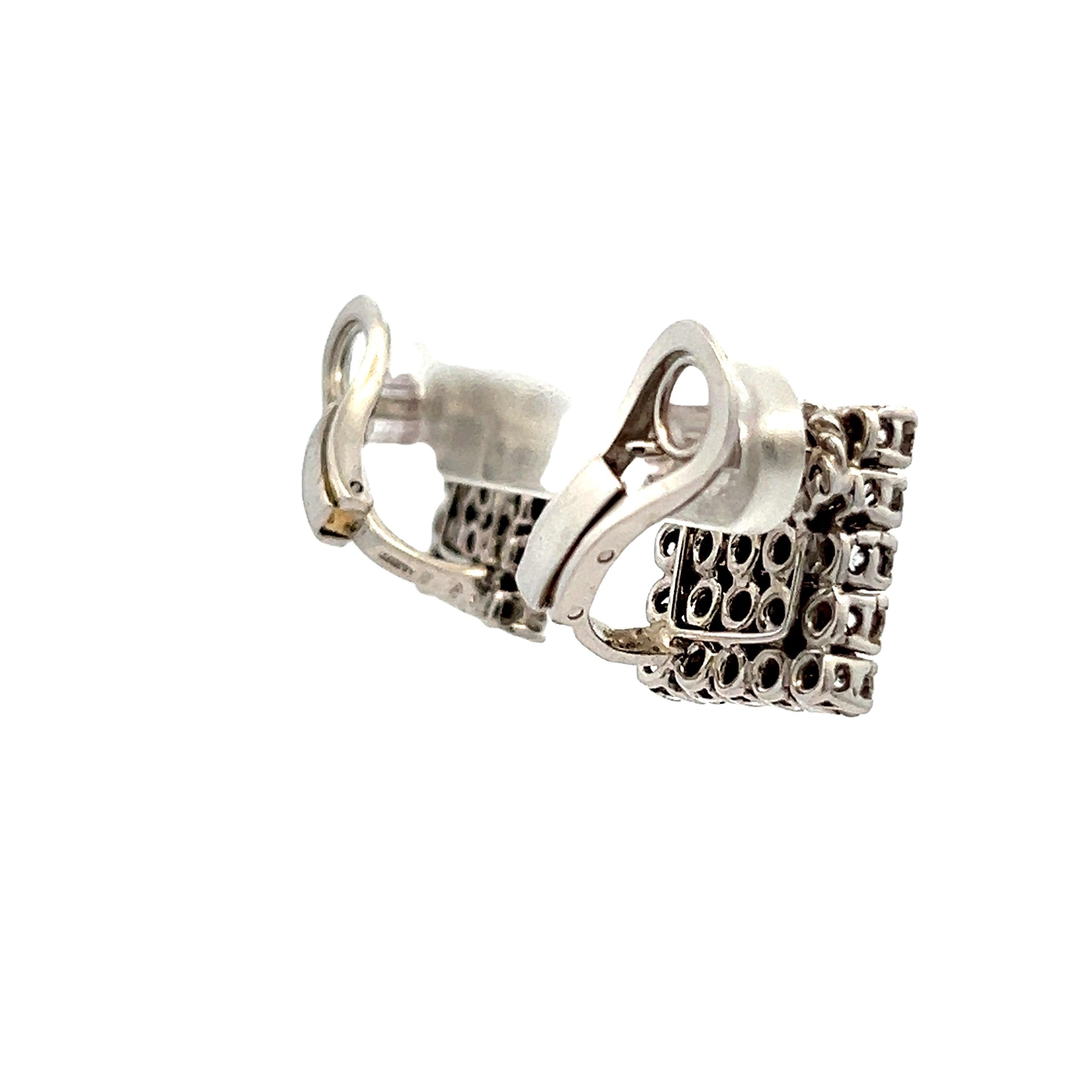 Eleganti e senza tempo, questi orecchini a clip vintage sono realizzati in oro bianco 18 carati con 50 diamanti taglio brillante per un totale di circa 5,00 carati. Il design presenta cinque file di diamanti scintillanti disposti a griglia