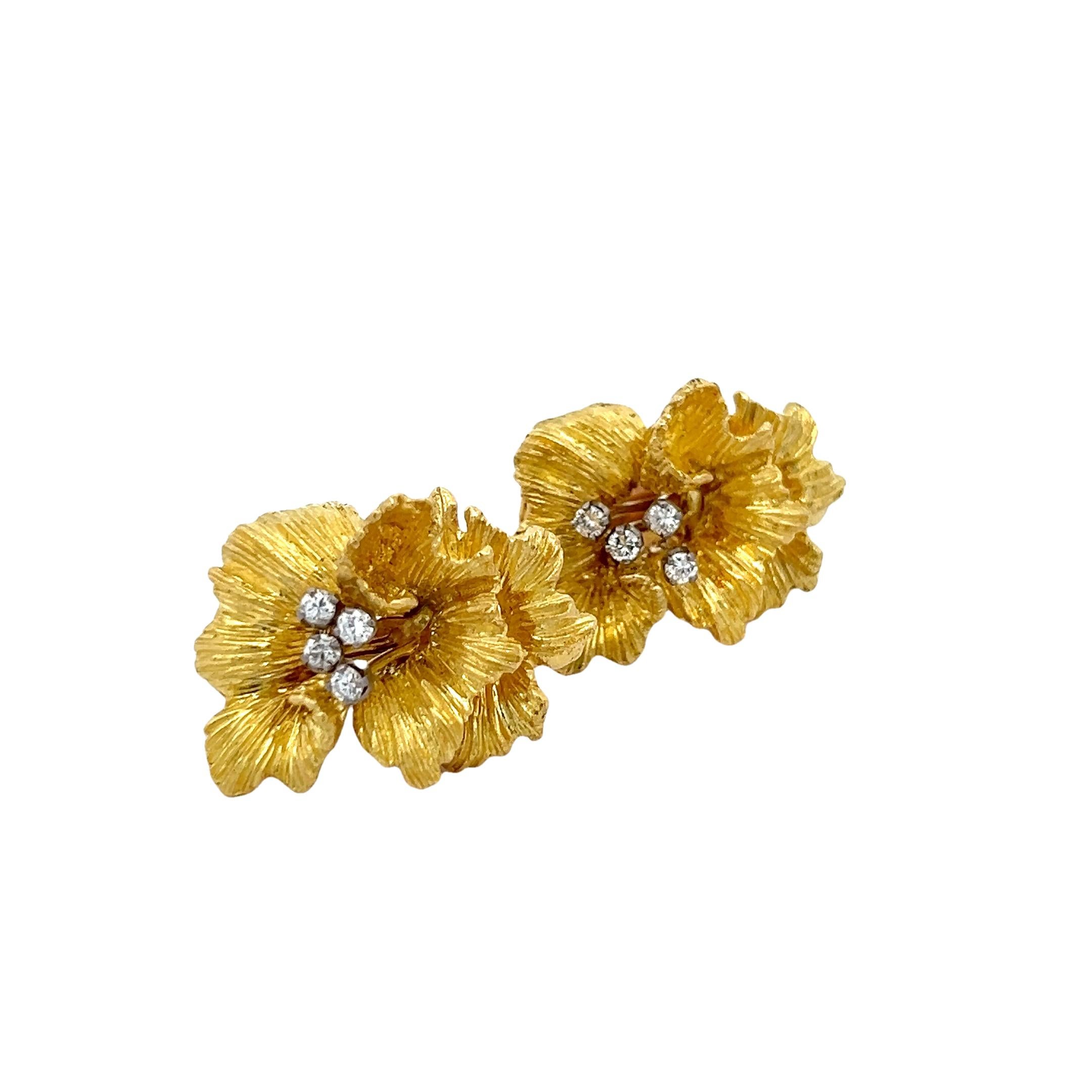 Eleganti e romantici, questi orecchini vintage in oro giallo 18 carati sono splendidamente scolpiti a forma di fiori sbocciati, con ogni petalo meticolosamente strutturato per catturare il morbido movimento della natura. Al centro di ogni fiore,