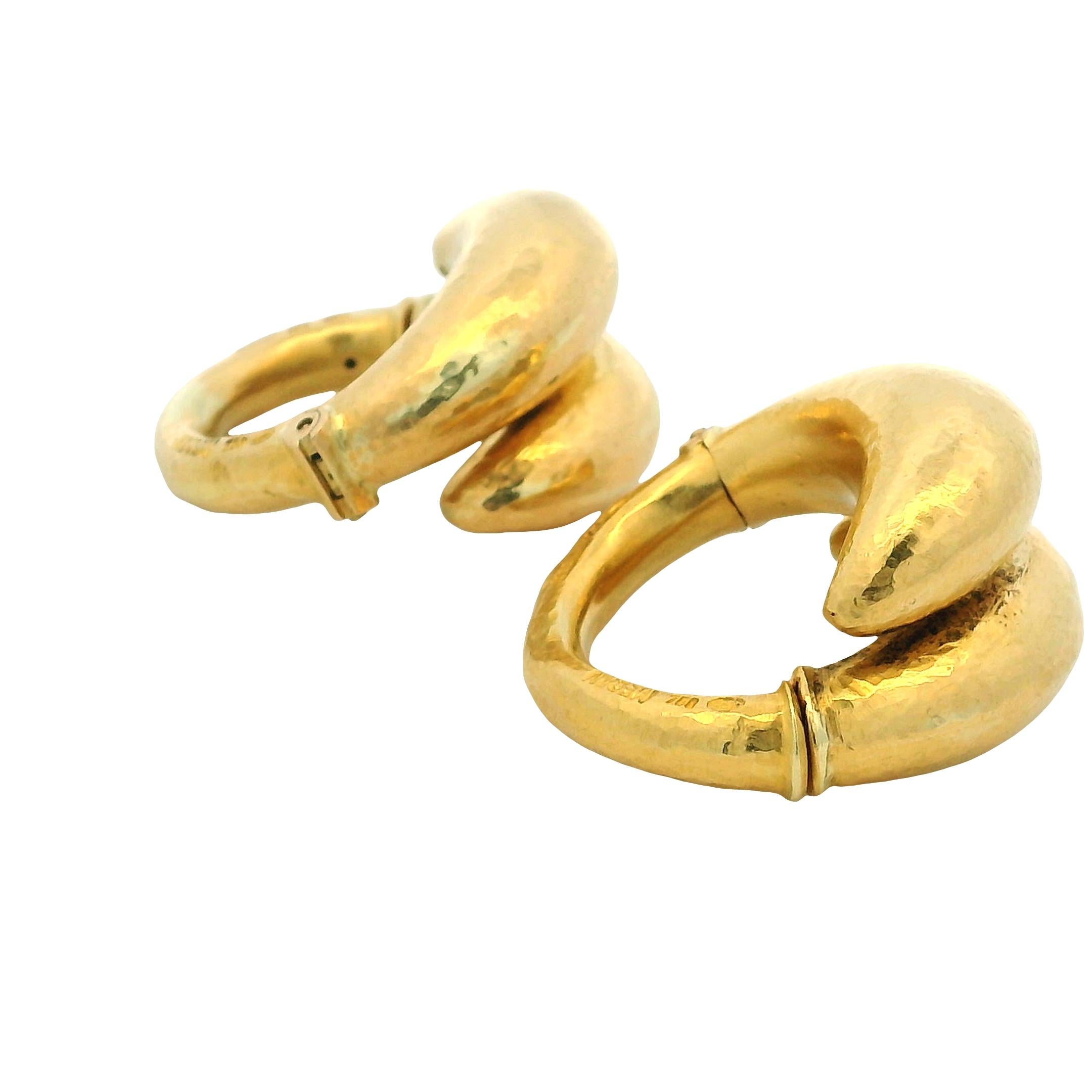Questi orecchini a cerchio scultorei di Ilias Lalaounis sono un esempio lampante della collezione Neolitique del designer, ispirata alle forme e all'artigianato dell'antica Grecia. Realizzati a mano in Grecia con oro giallo 18 carati, gli orecchini